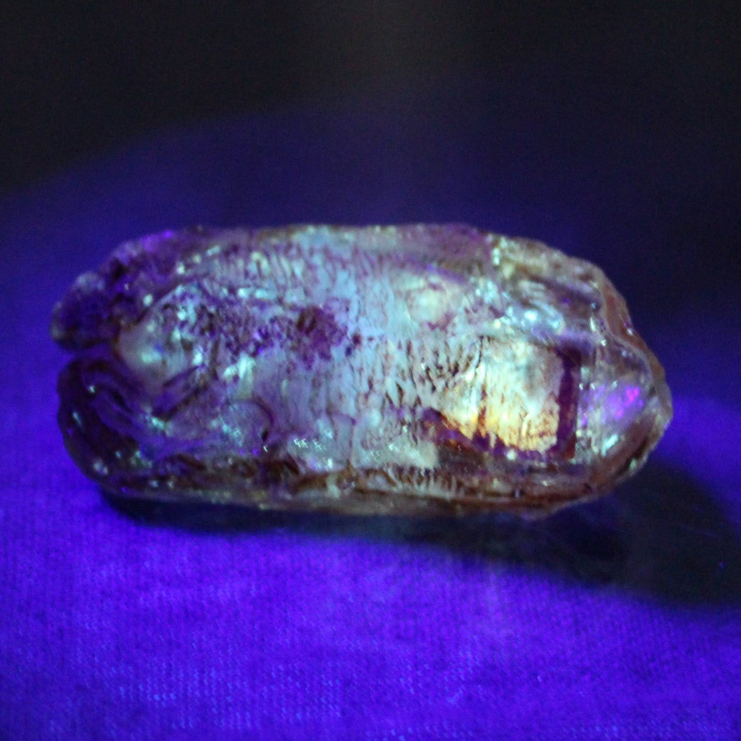 Fenster Diamond Quartz with petroleum fluorescence 30-35mm 10-12g Rocks and Things