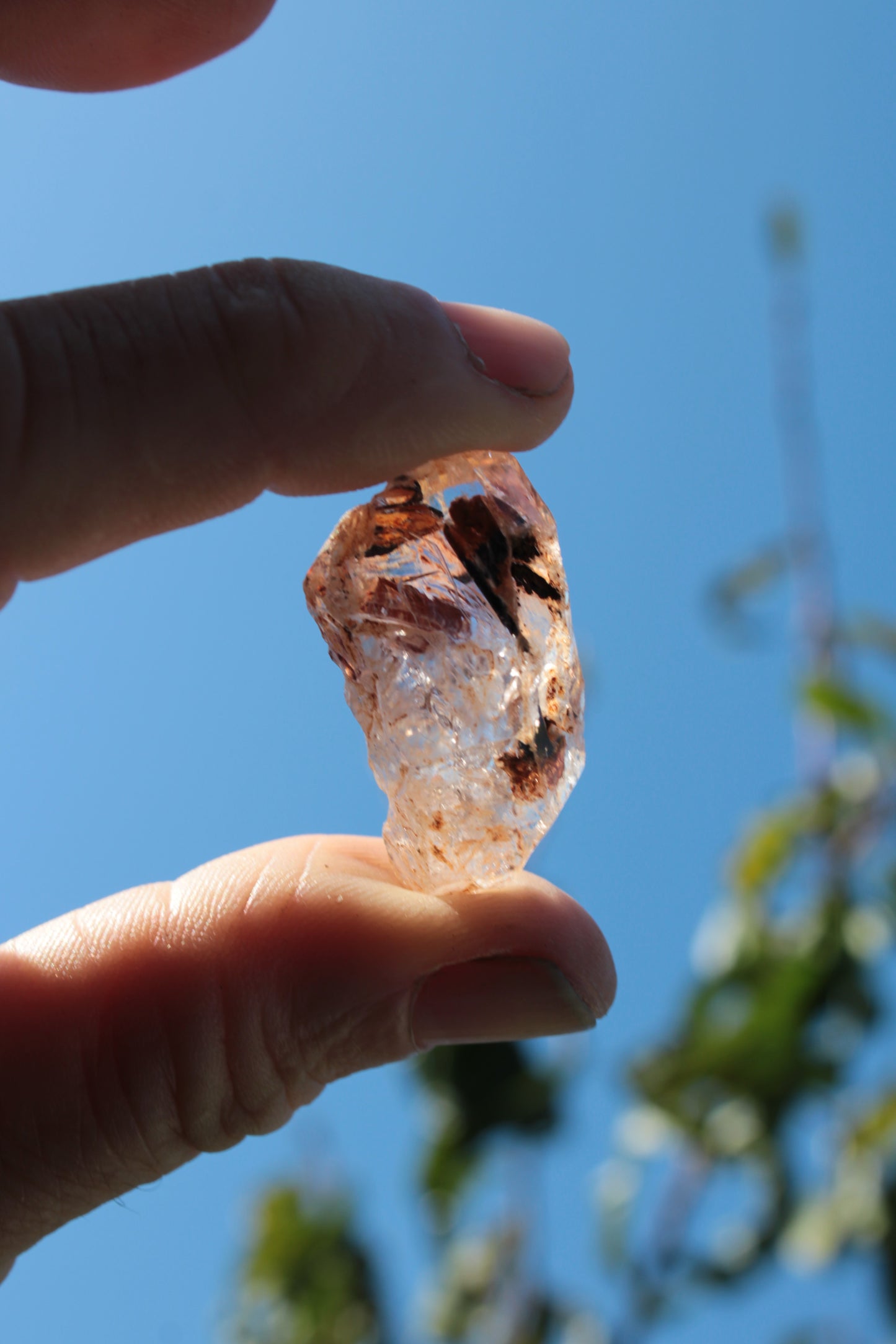Fenster Diamond Quartz with petroleum fluorescence 30-35mm 10-12g Rocks and Things