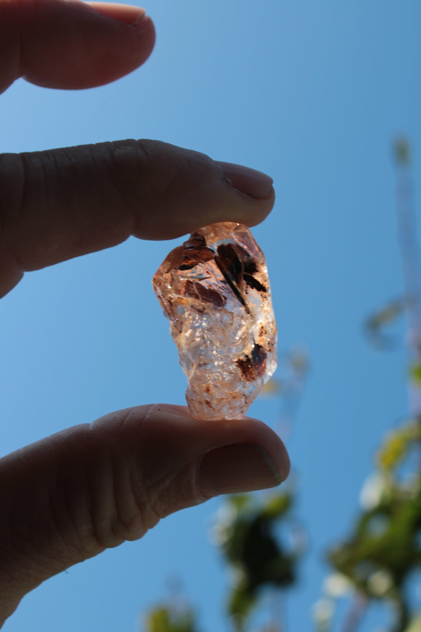 Fenster Diamond Quartz with petroleum fluorescence 30-35mm 10-12g Rocks and Things
