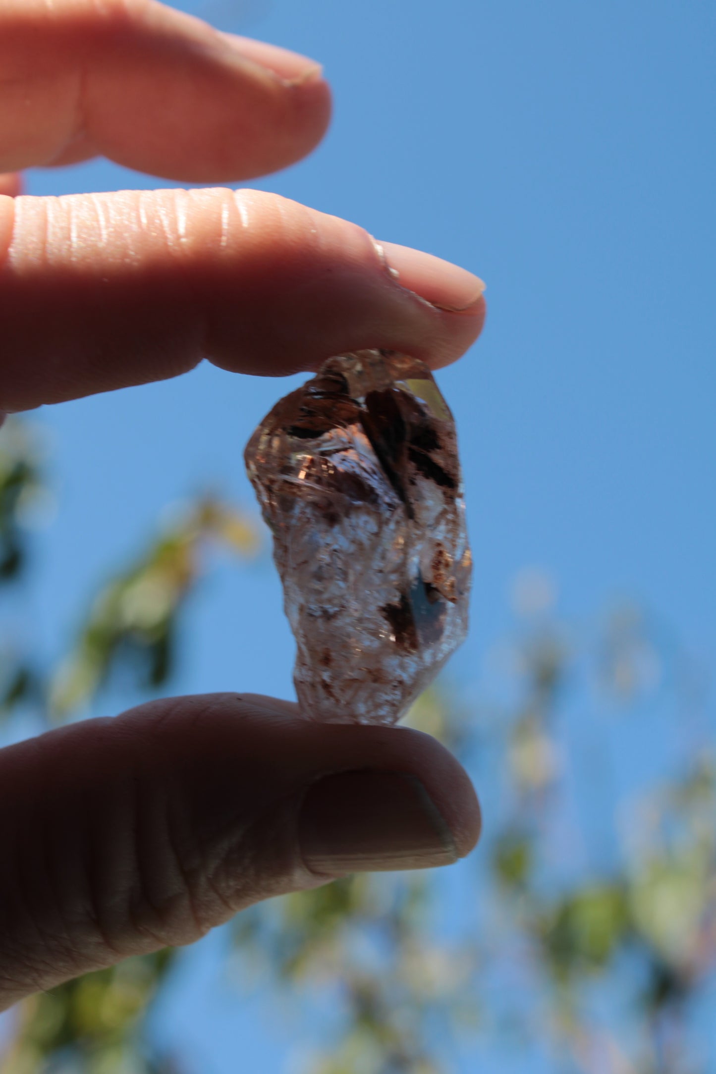 Fenster Diamond Quartz with petroleum fluorescence 30-35mm 10-12g Rocks and Things