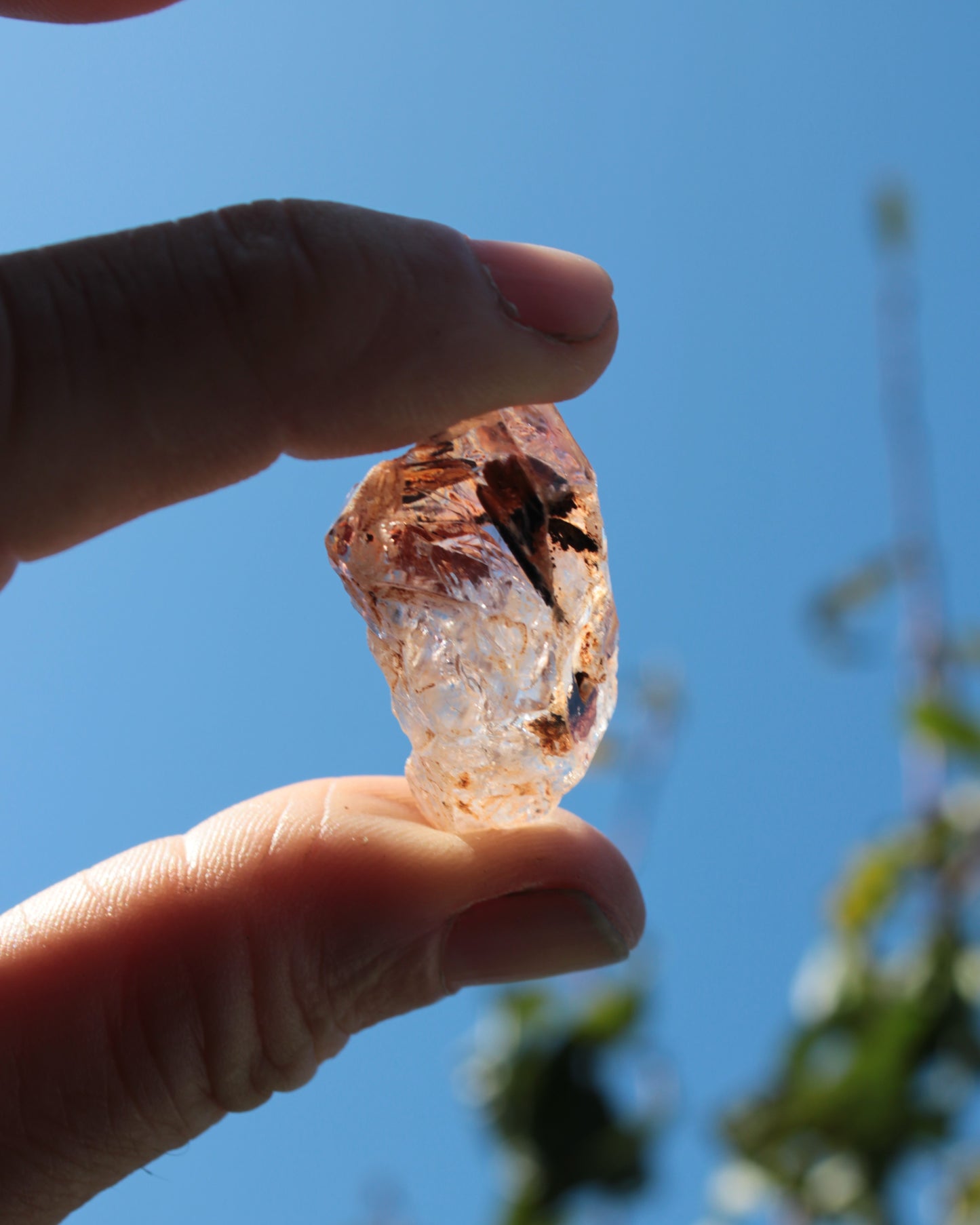Fenster Diamond Quartz with petroleum fluorescence 30-35mm 10-12g Rocks and Things