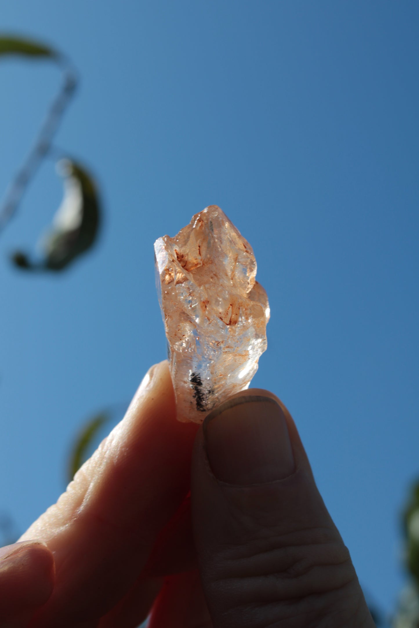Fenster Diamond Quartz with petroleum fluorescence 30-35mm 10-12g Rocks and Things