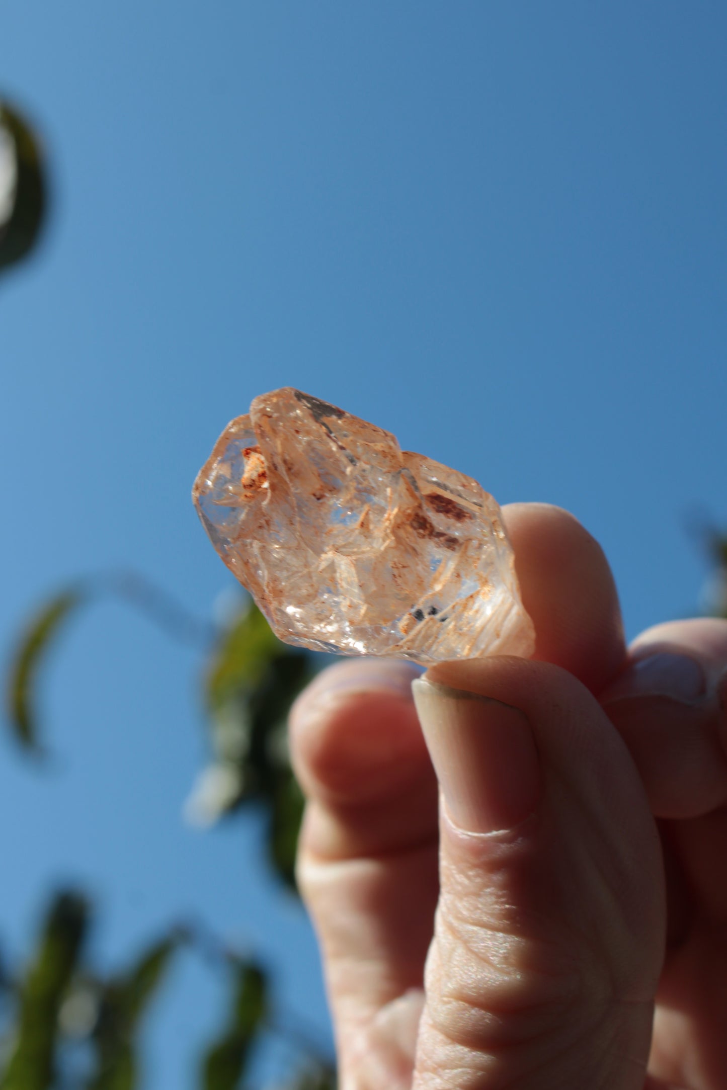 Fenster Diamond Quartz with petroleum fluorescence 30-35mm 10-12g Rocks and Things