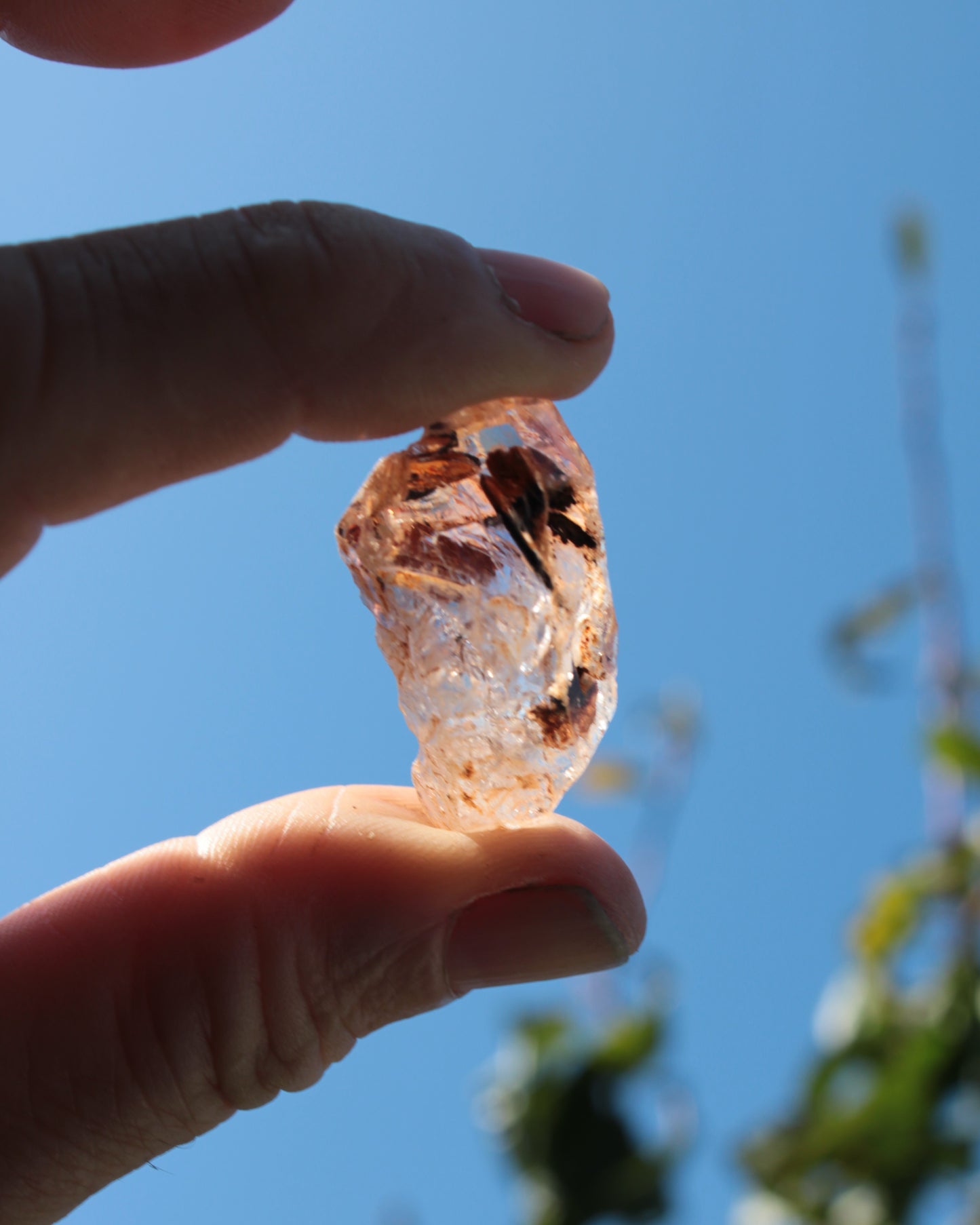 Fenster Diamond Quartz with petroleum fluorescence 30-35mm 10-12g Rocks and Things