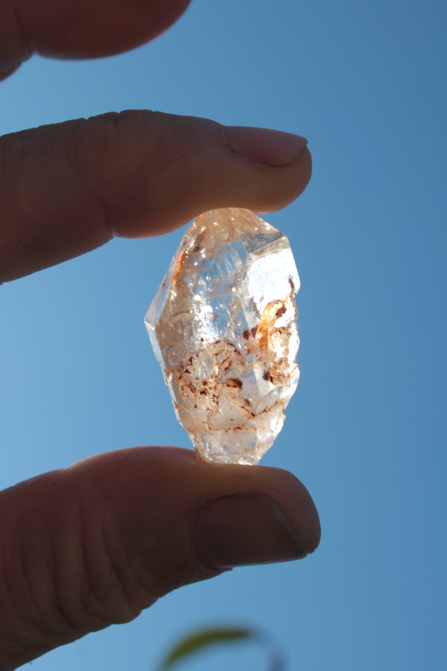 Fenster Diamond Quartz with petroleum fluorescence 30-35mm 10-12g Rocks and Things