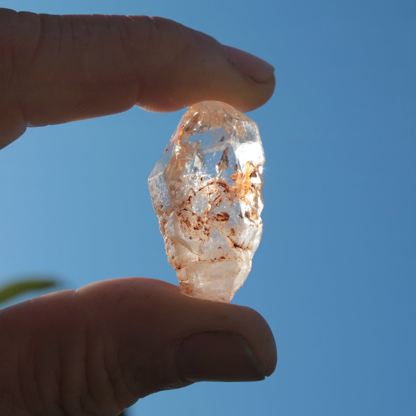Fenster Diamond Quartz with petroleum fluorescence 30-35mm 10-12g Rocks and Things