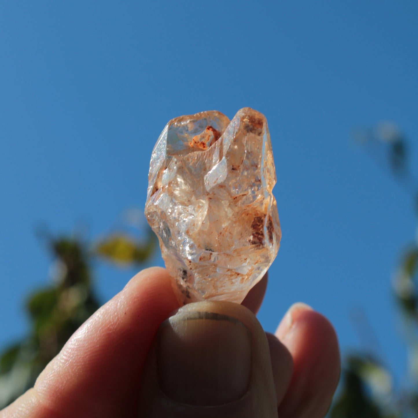 Fenster Diamond Quartz with petroleum fluorescence 30-35mm 10-12g Rocks and Things
