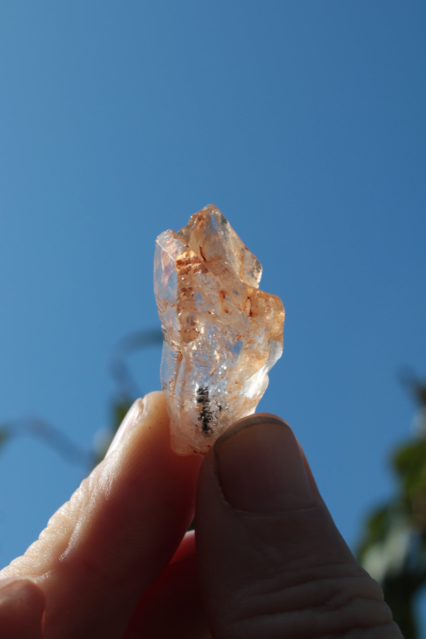 Fenster Diamond Quartz with petroleum fluorescence 30-35mm 10-12g Rocks and Things