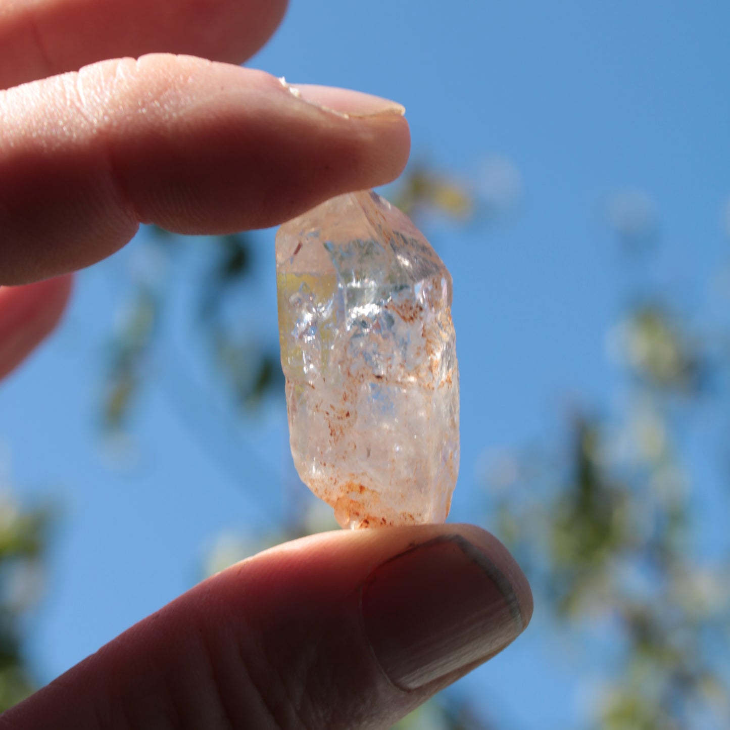 Fenster Diamond Quartz with petroleum fluorescence 30-35mm 10-12g Rocks and Things
