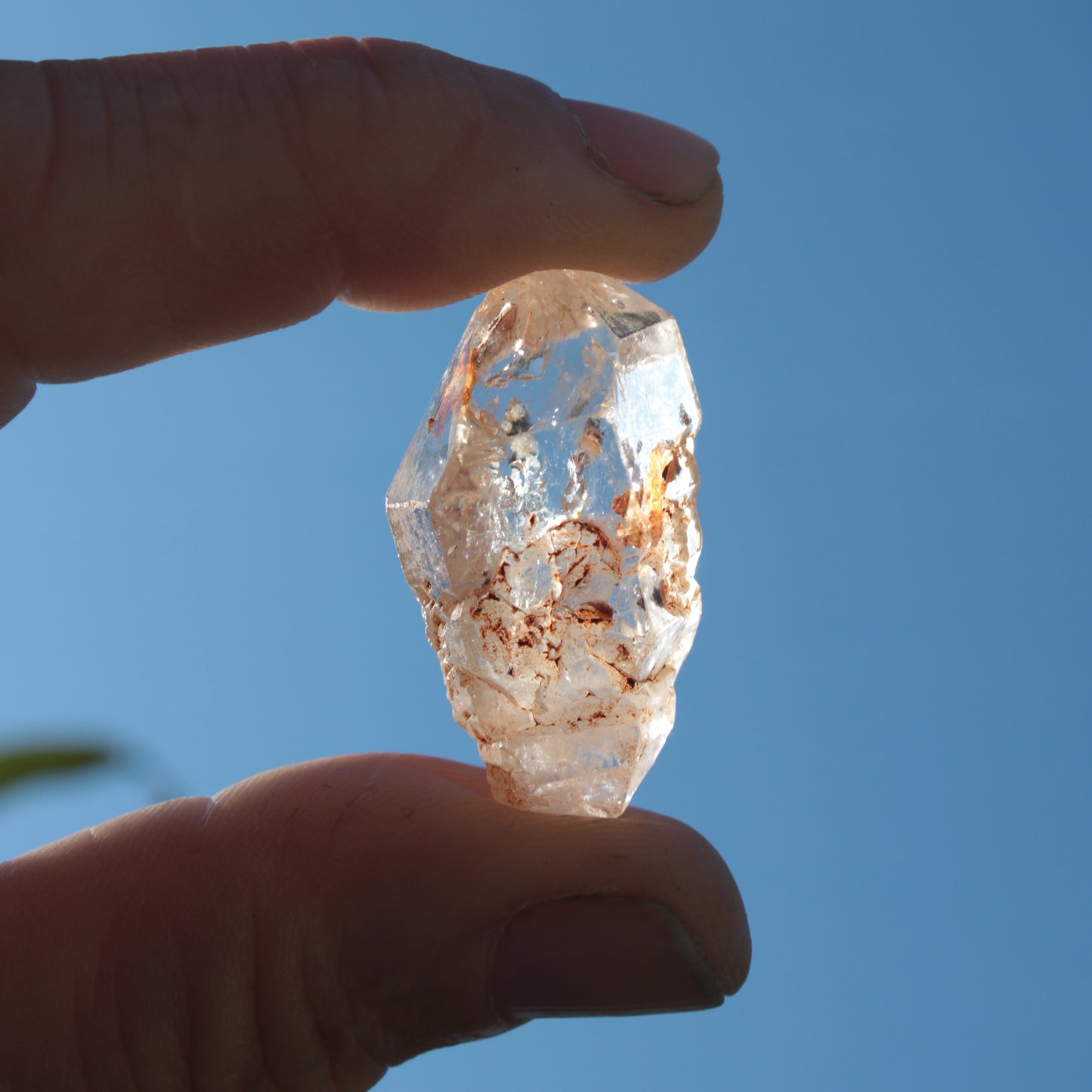 Fenster Diamond Quartz with petroleum fluorescence 30-35mm 10-12g Rocks and Things