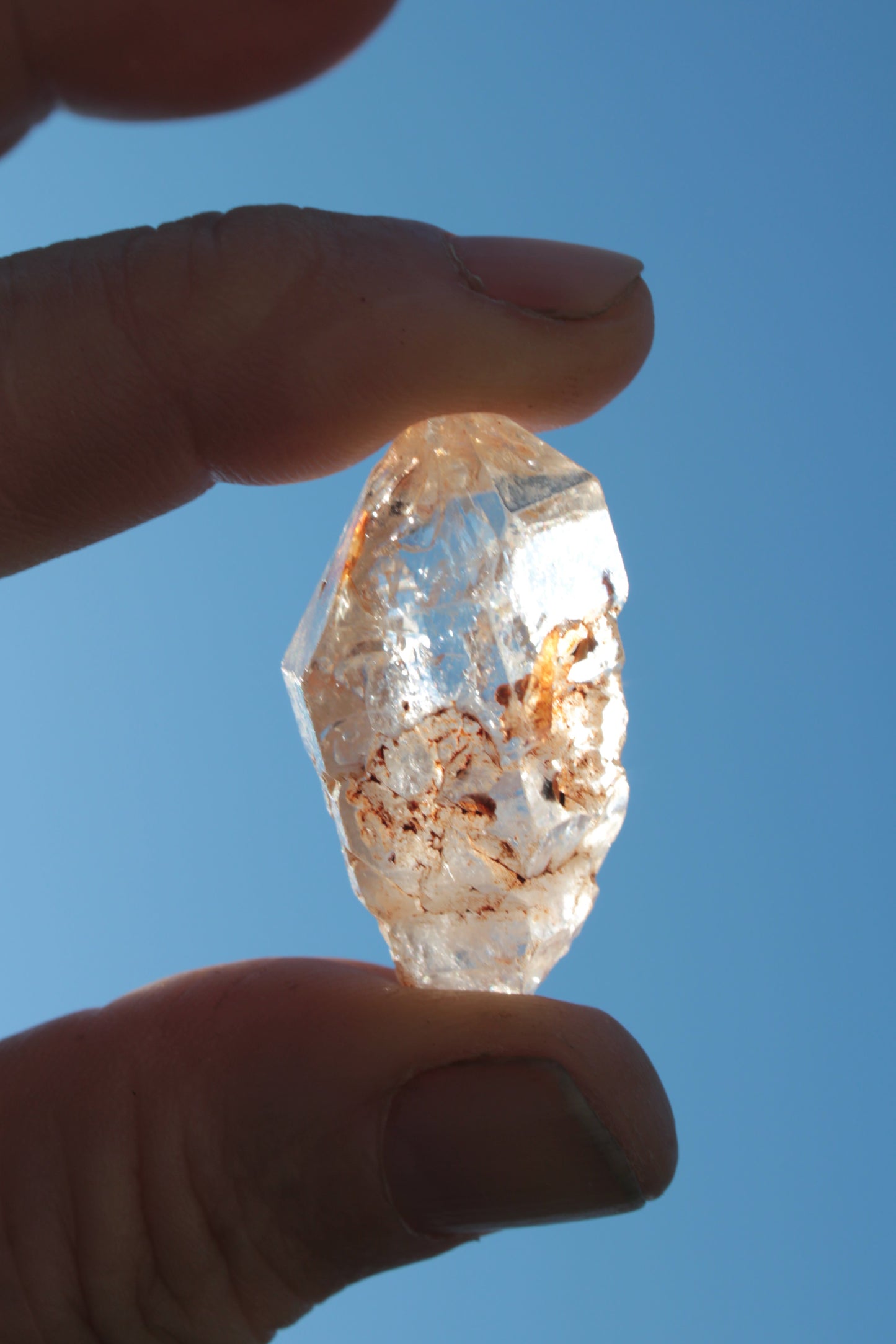 Fenster Diamond Quartz with petroleum fluorescence 30-35mm 10-12g Rocks and Things