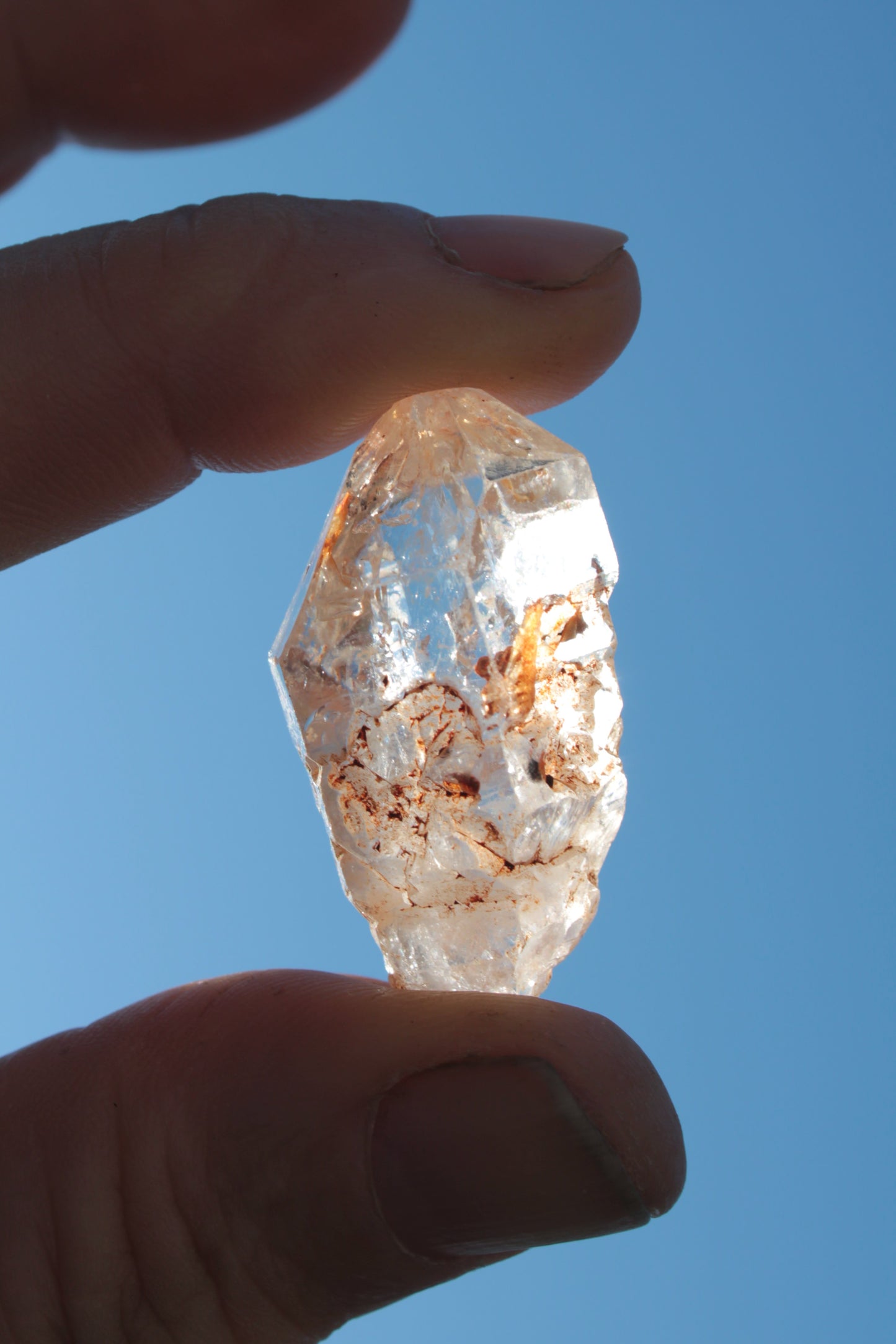 Fenster Diamond Quartz with petroleum fluorescence 30-35mm 10-12g Rocks and Things