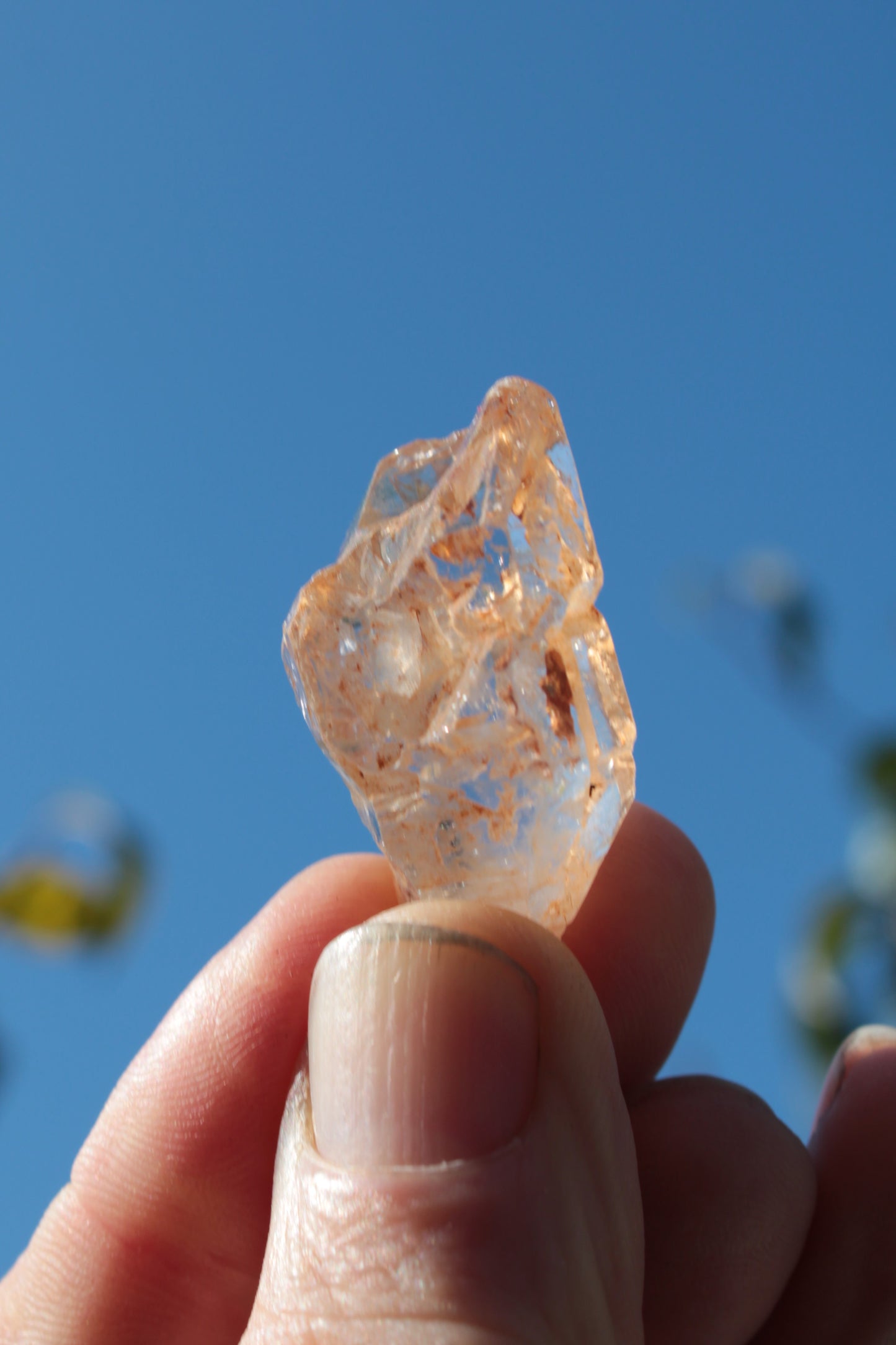 Fenster Diamond Quartz with petroleum fluorescence 30-35mm 10-12g Rocks and Things