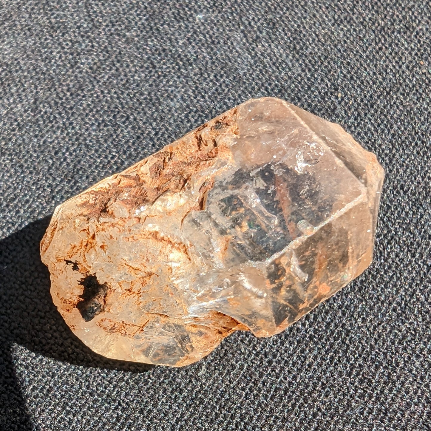 Fenster Diamond Quartz with petroleum fluorescence 25-30mm 8-12g Rocks and Things