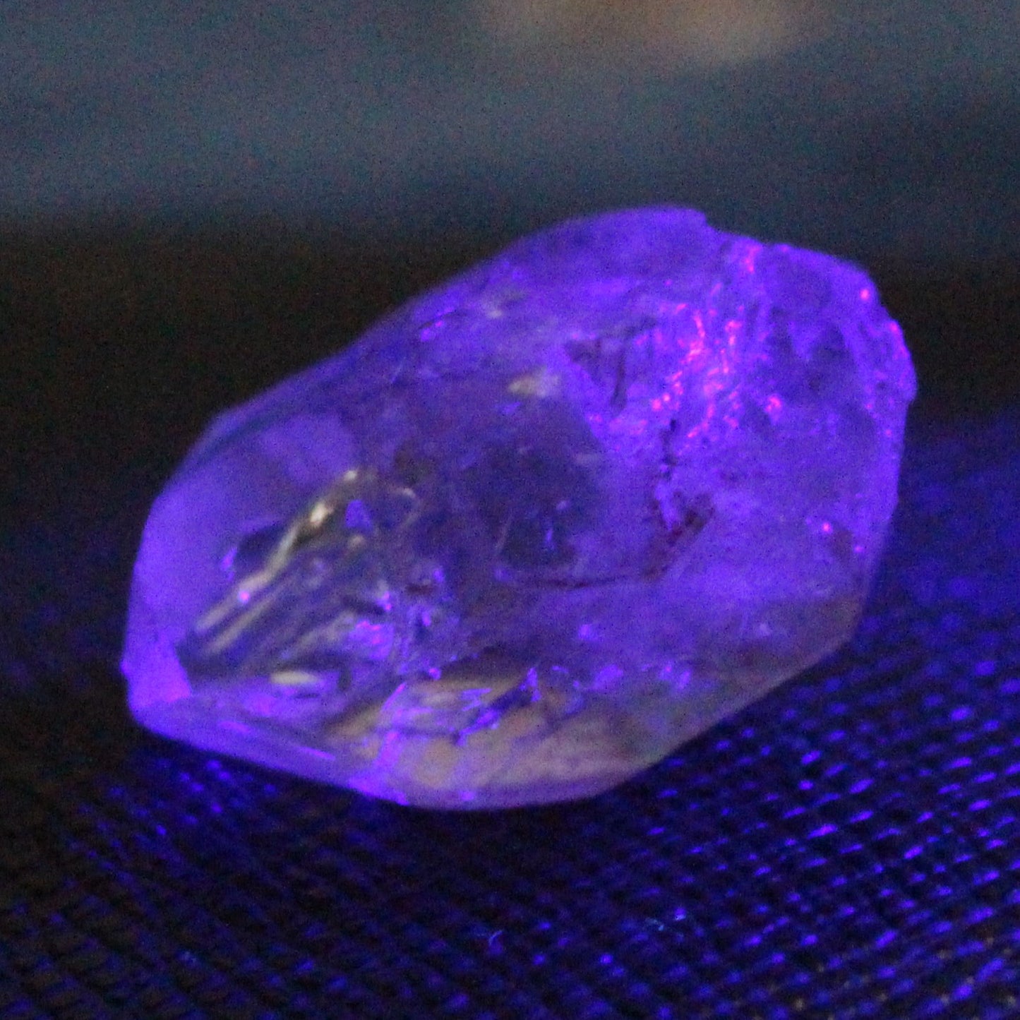 Fenster Diamond Quartz with petroleum fluorescence 25-30mm 8-12g Rocks and Things