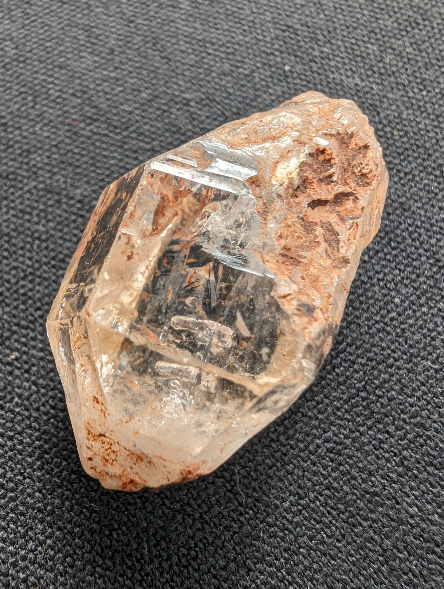 Fenster Diamond Quartz with petroleum fluorescence 25-30mm 8-12g Rocks and Things