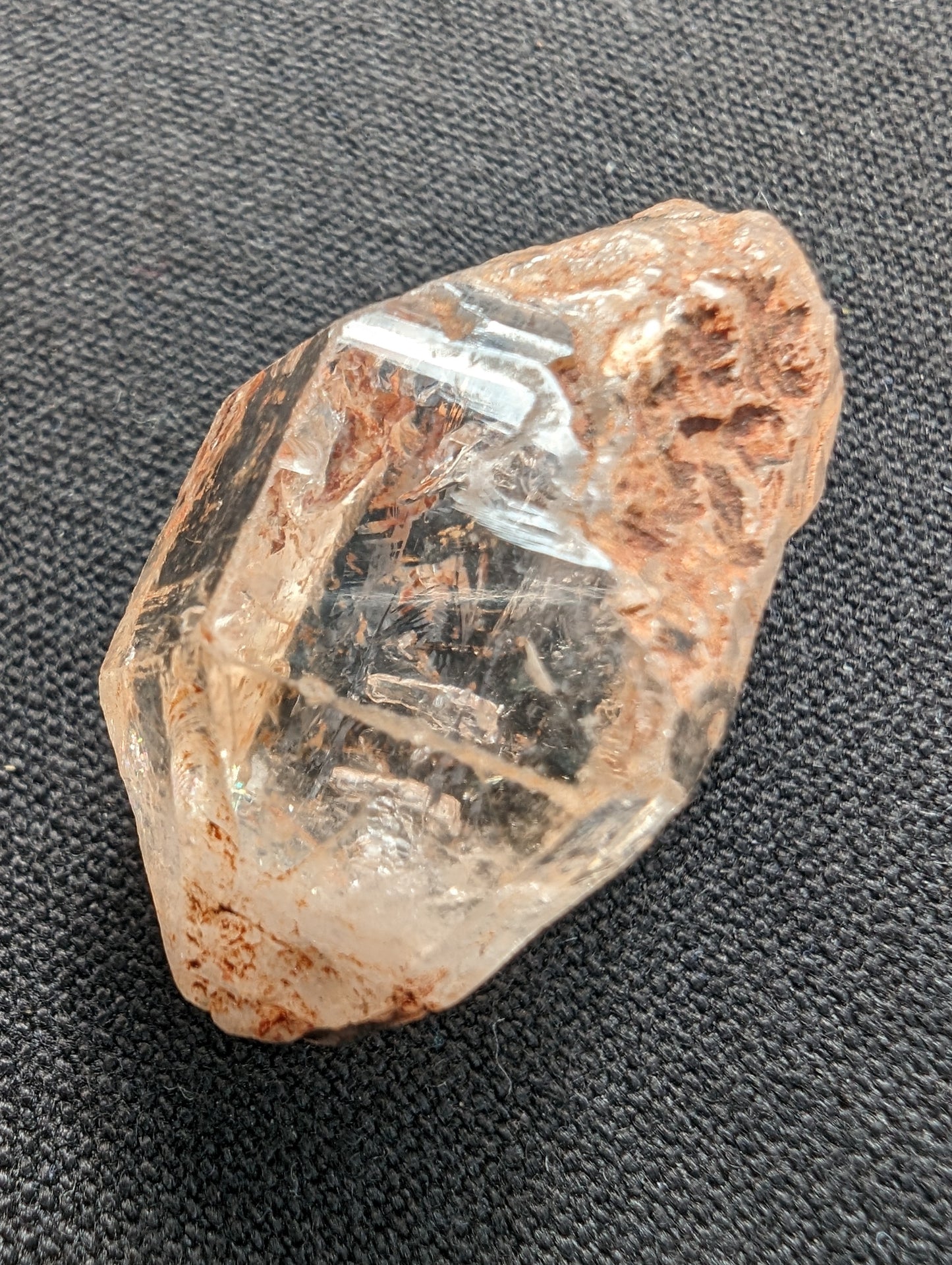 Fenster Diamond Quartz with petroleum fluorescence 25-30mm 8-12g Rocks and Things