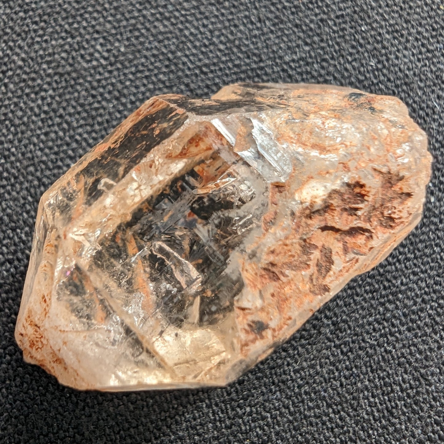 Fenster Diamond Quartz with petroleum fluorescence 25-30mm 8-12g Rocks and Things
