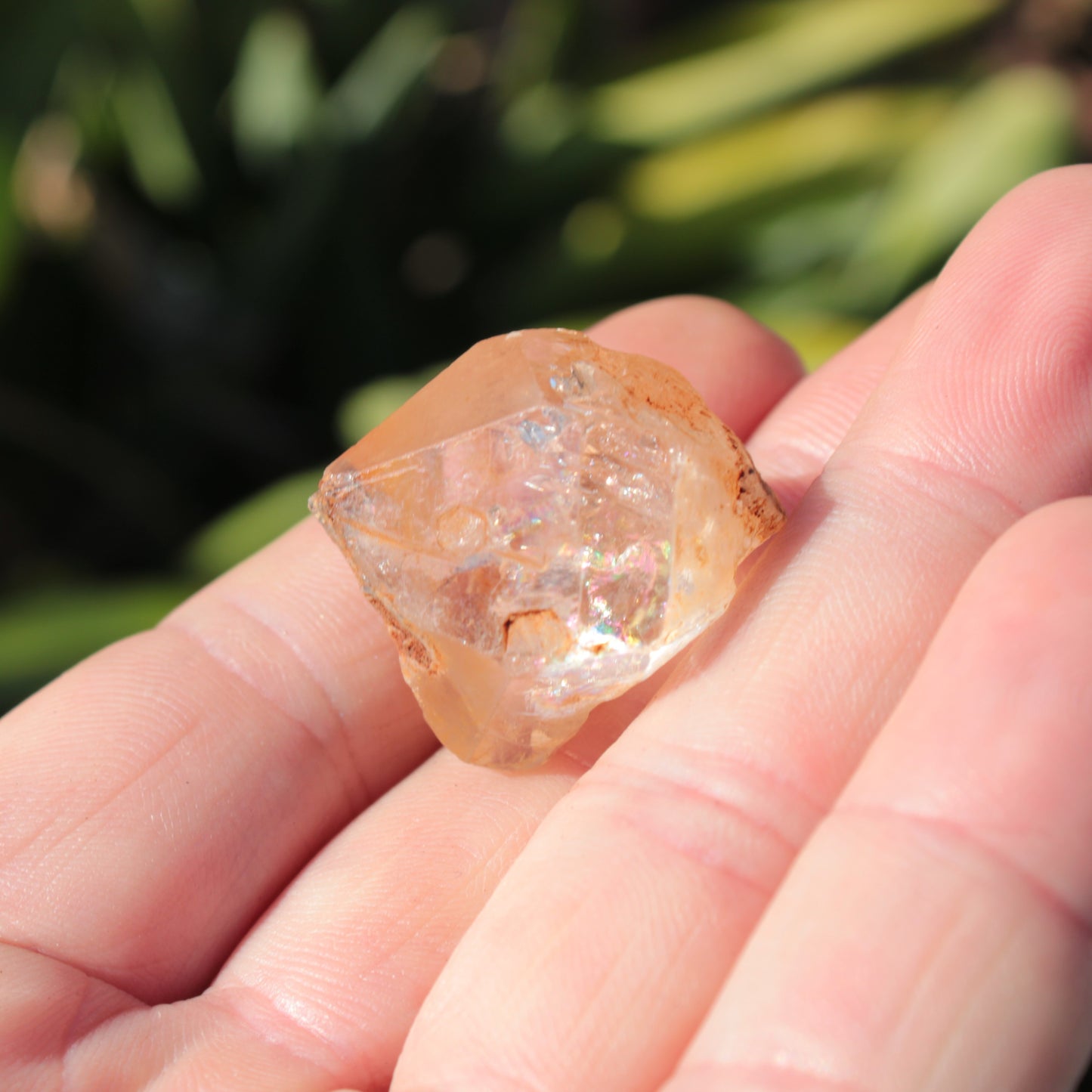 Fenster Diamond Quartz with petroleum fluorescence 25-30mm 8-12g Rocks and Things