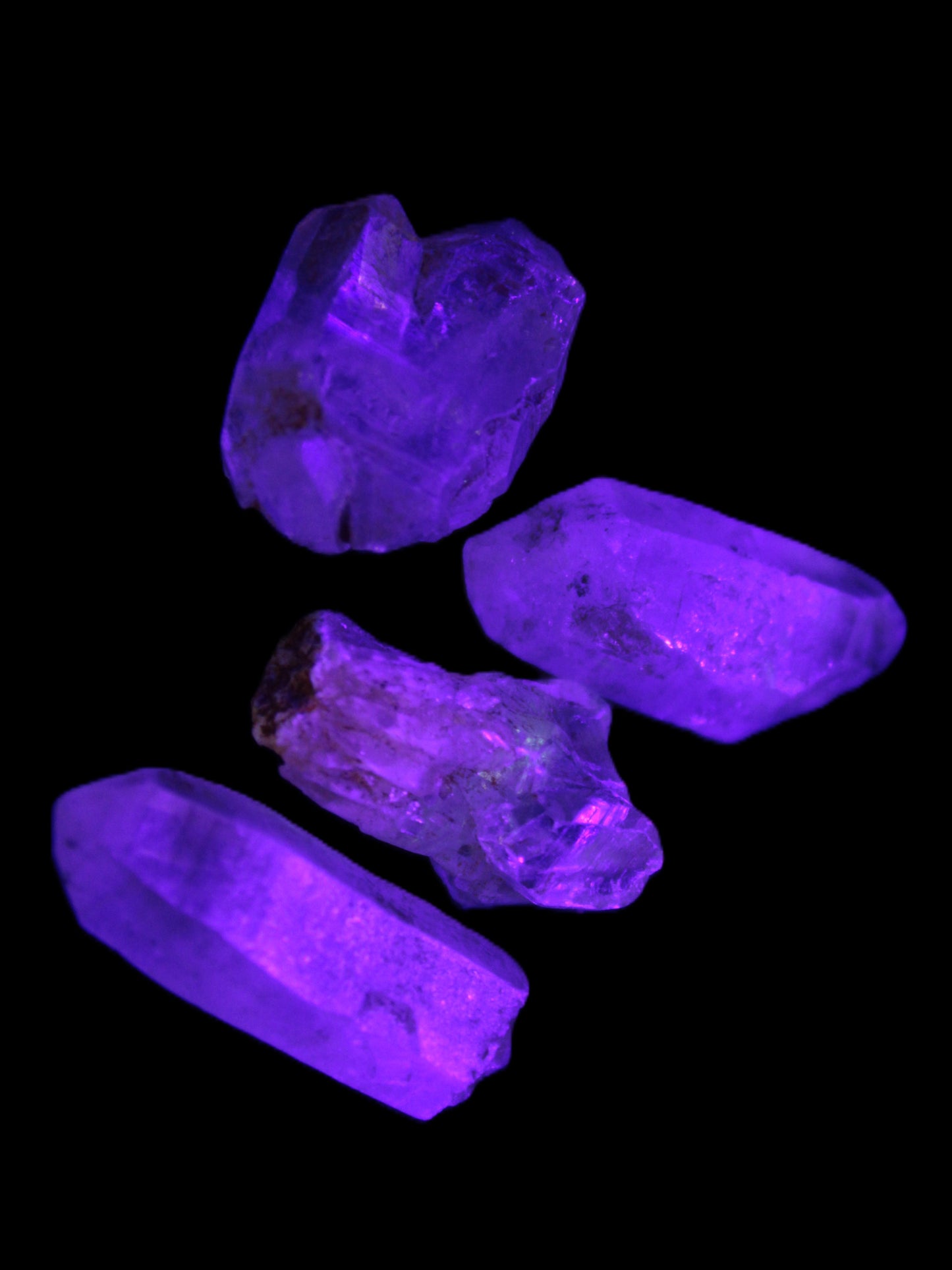 Fenster Quartz with fluorescence 4/5 crystals 5-8g in UV light