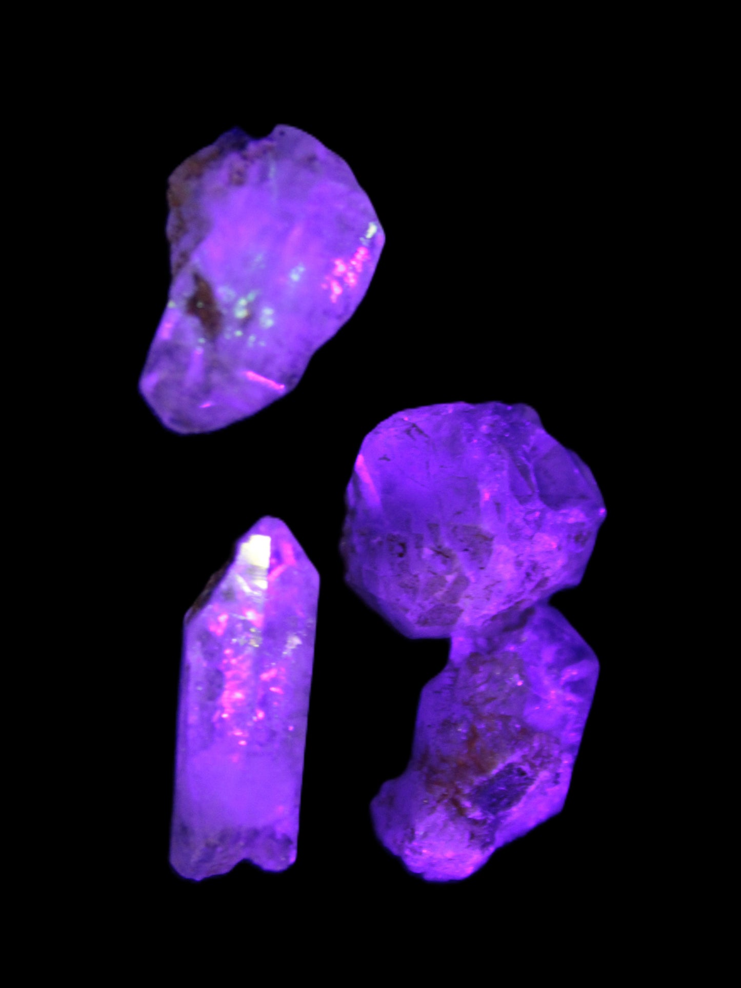 Fenster Quartz with fluorescence 4/5 crystals 5-8g in UV light