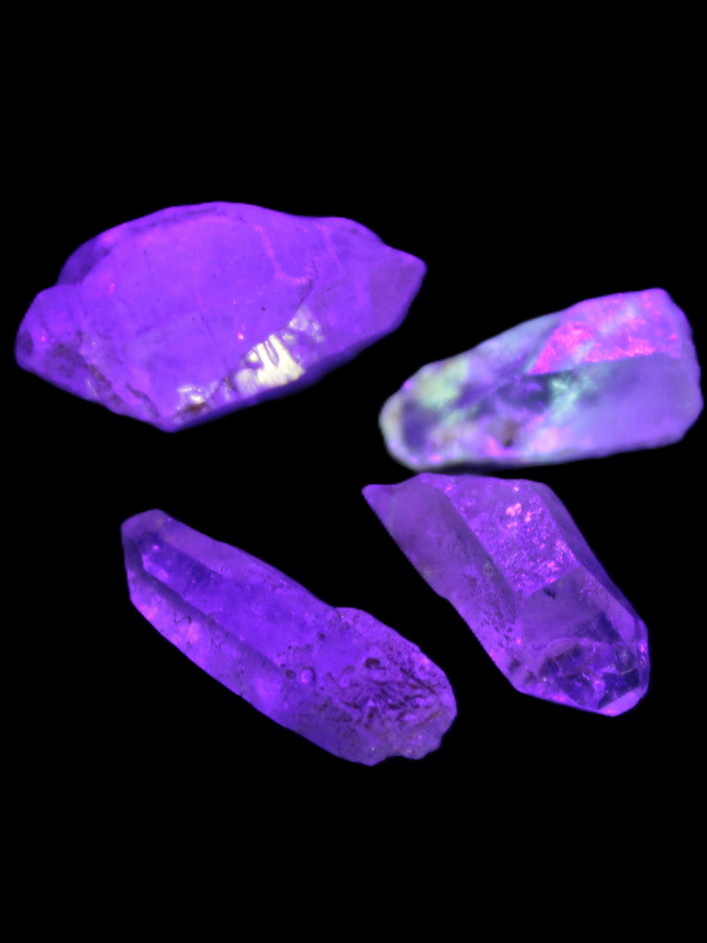 Fenster Quartz with fluorescence 4/5 crystals 5-8g in UV light