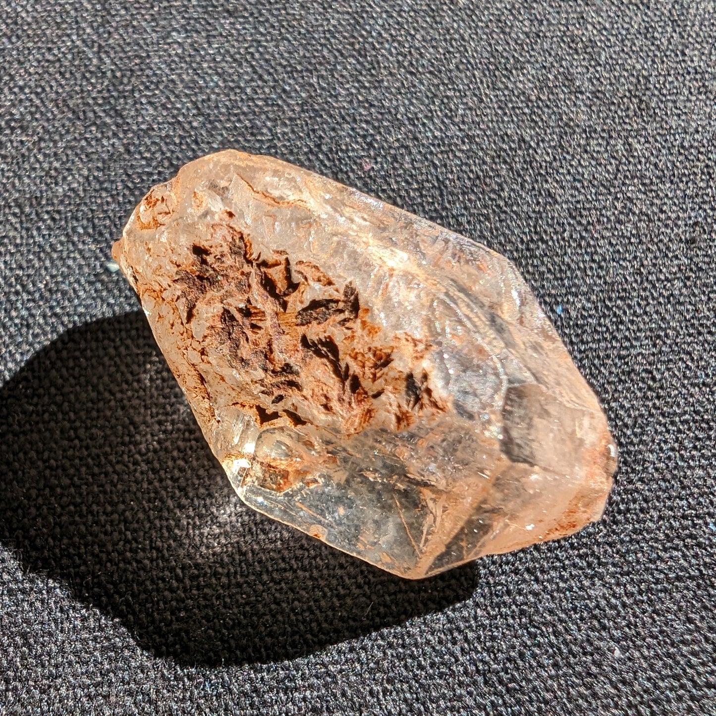 Fenster Diamond Quartz with petroleum fluorescence 25-30mm 8-12g Rocks and Things