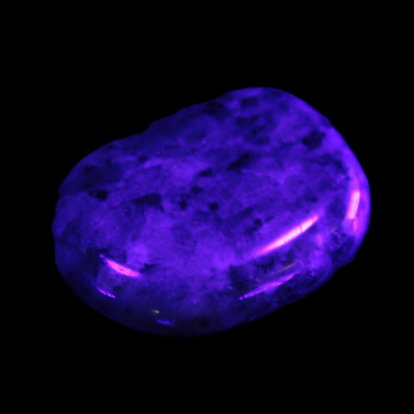 Larvikite thumbstone 20*30*6mm 12g in UV light