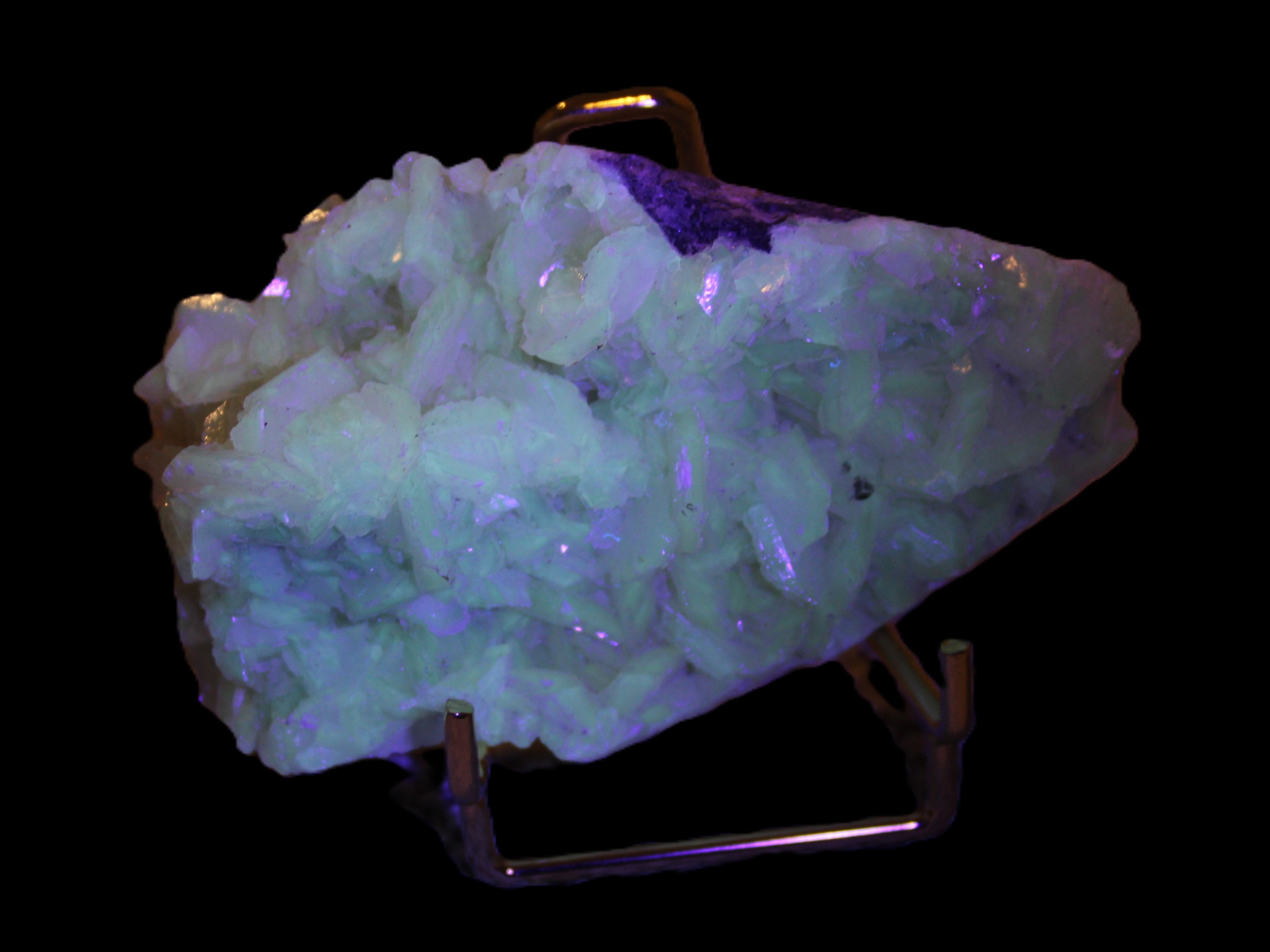 Calcite cluster UV reactive 80mm 114g Rocks and Things