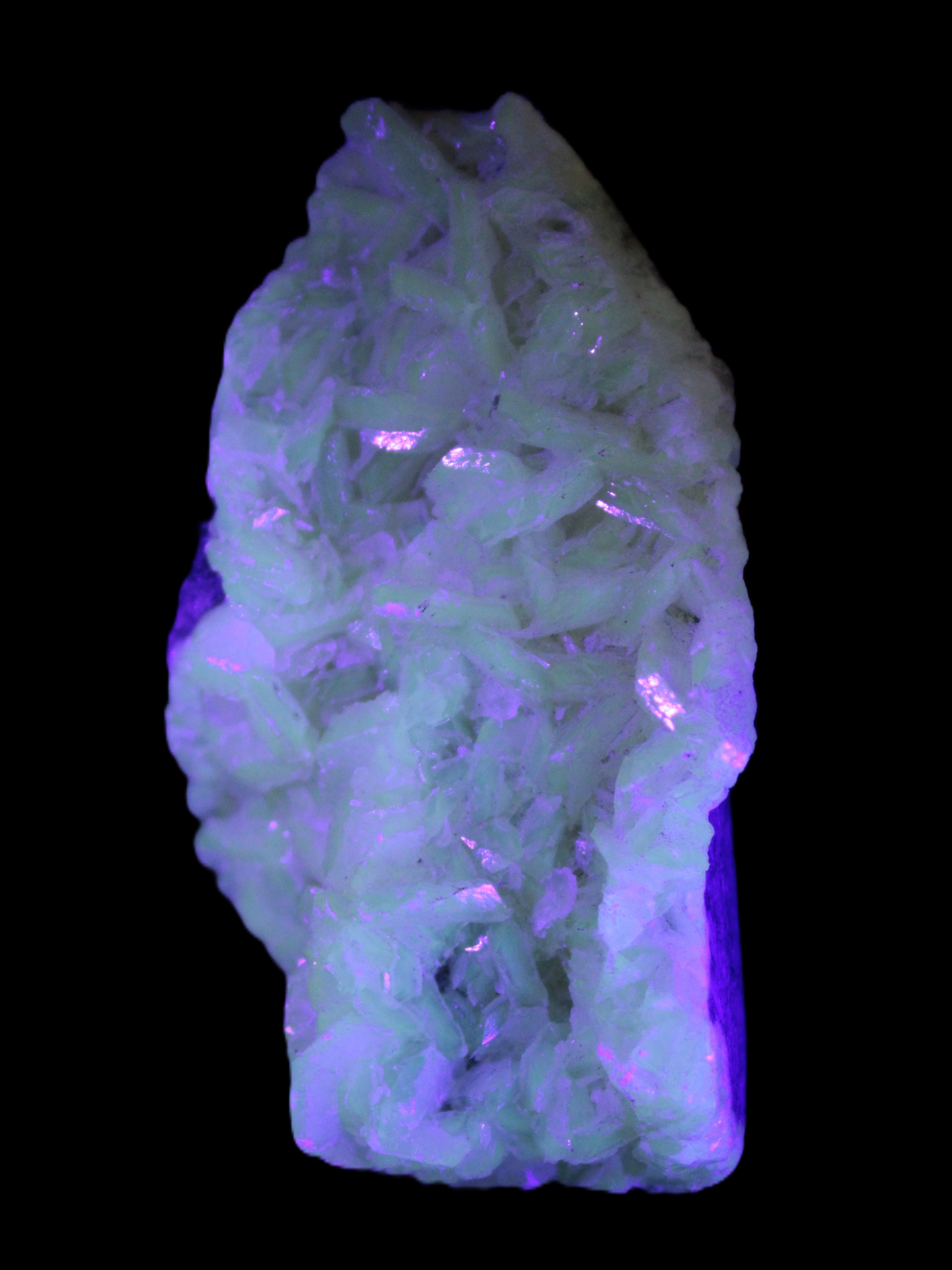 Calcite cluster UV reactive 80mm 114g Rocks and Things