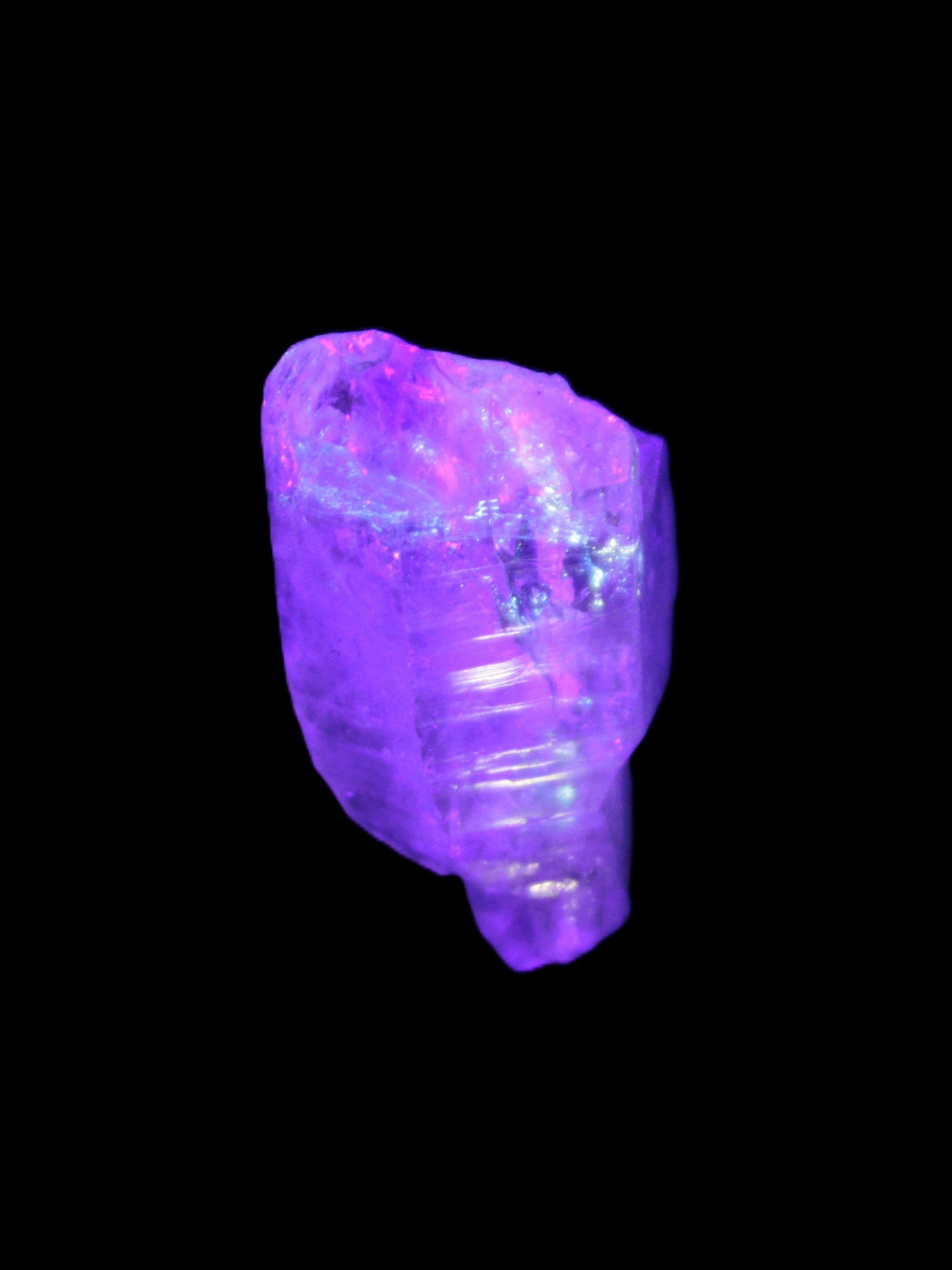 Fenster Crystal with hydrocarbons 34mm 11.6g in UV light