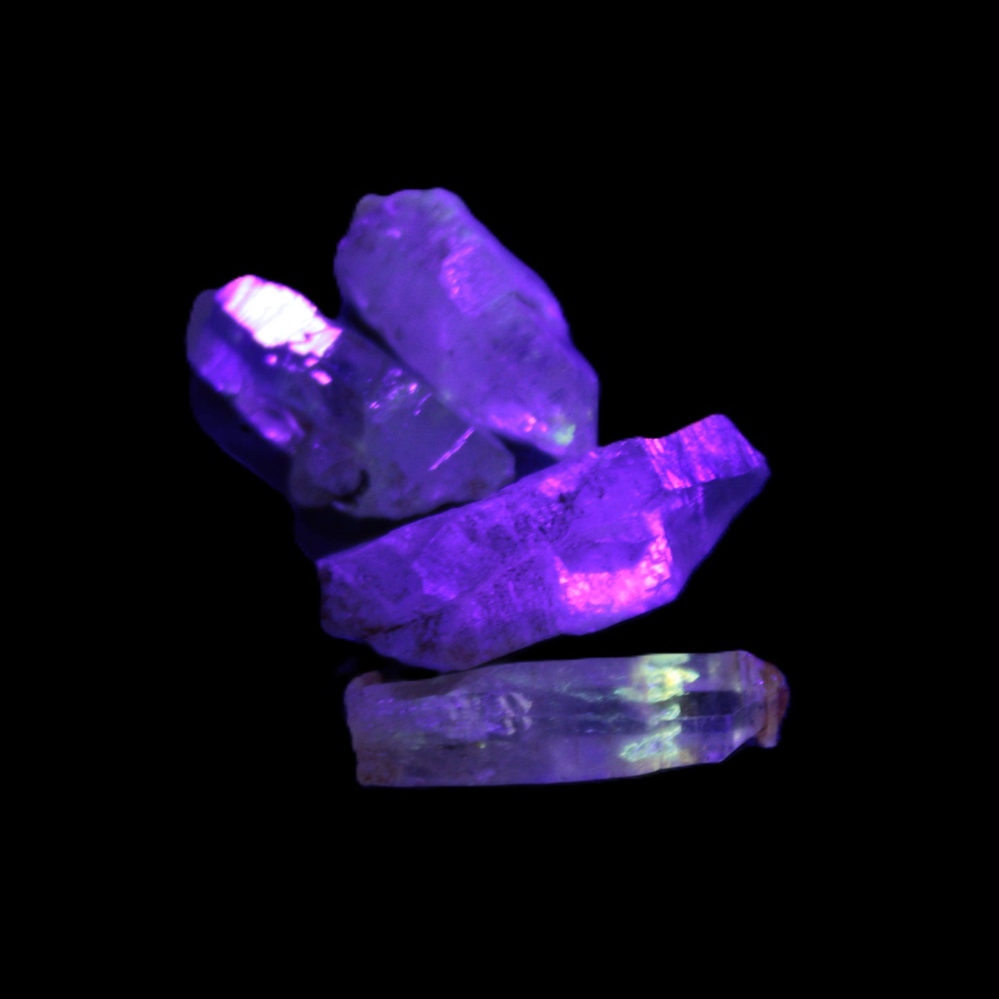 Fenster Enhydro Hydrocarbon 4 crystals 9-10g in UV light - Rocks and Things Store