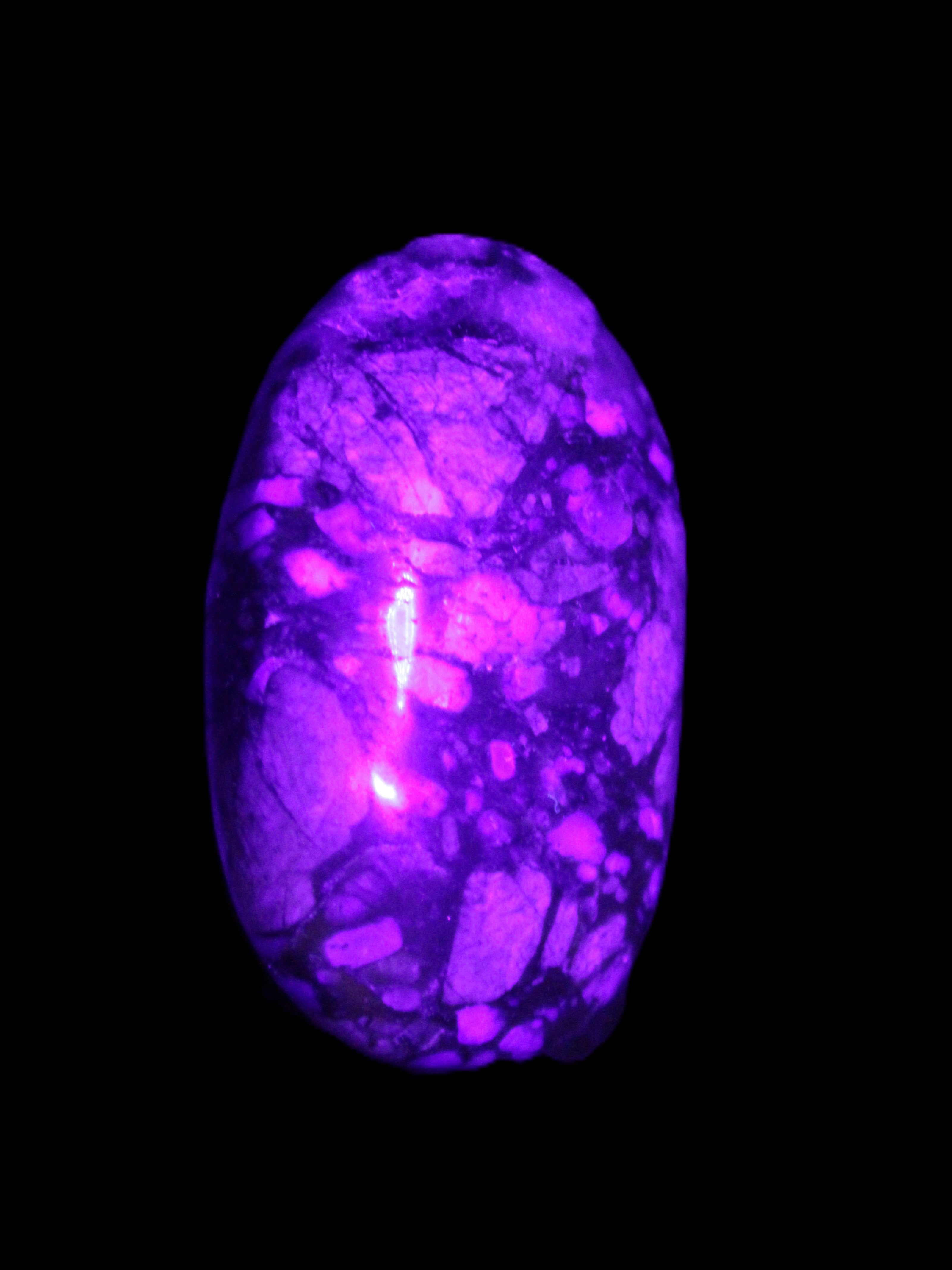 Llanite Que Sera palm stone 52*17*35mm 55g in UV light