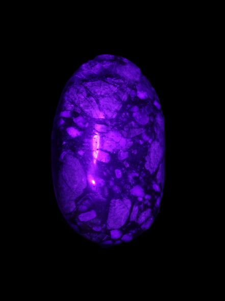 Llanite Que Sera palm stone 52*17*35mm 55g in UV light