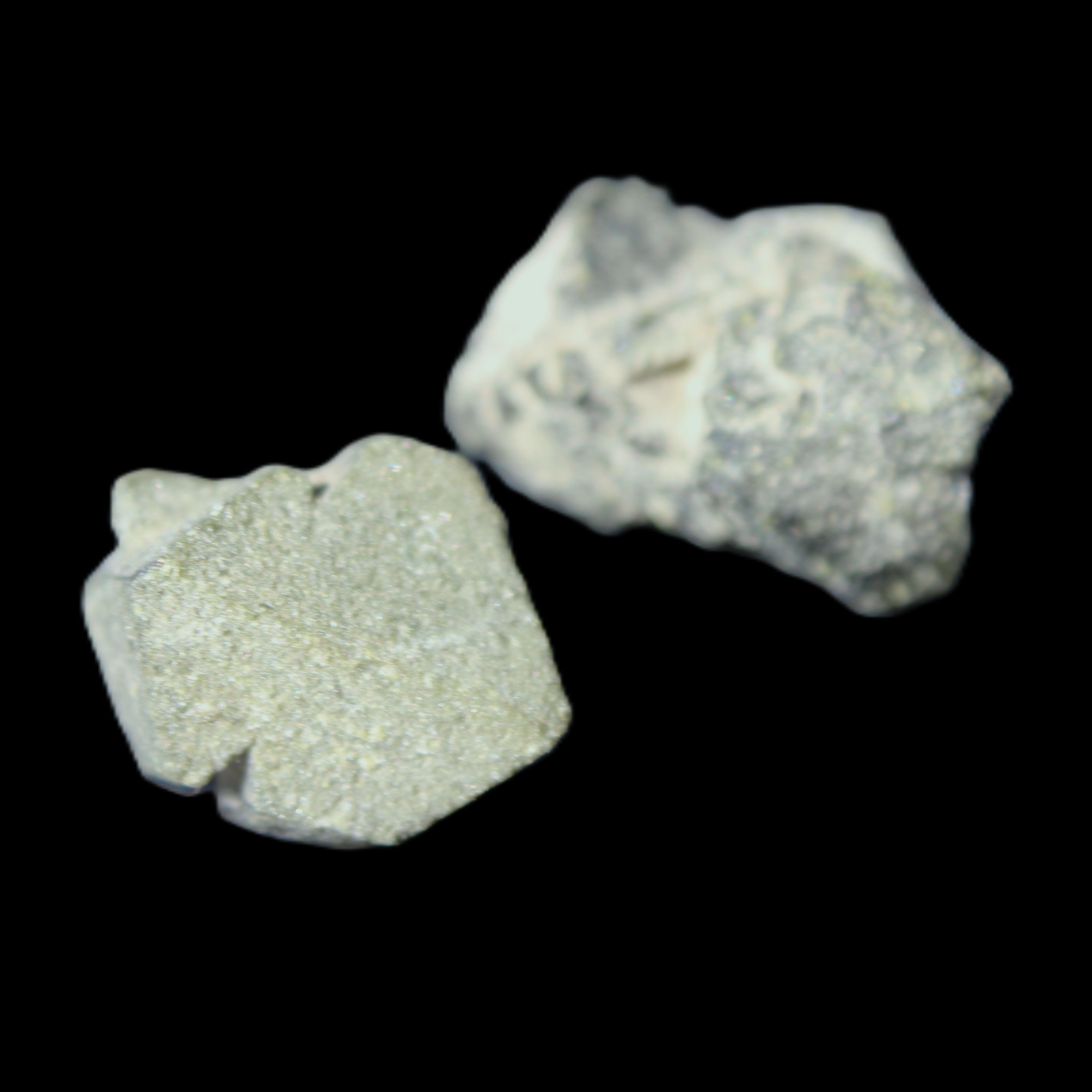 Magnetic Epidote 2/3 irregular octahedral crystals 10-20mm 14/15g in sunlight - Rocks and Things Store