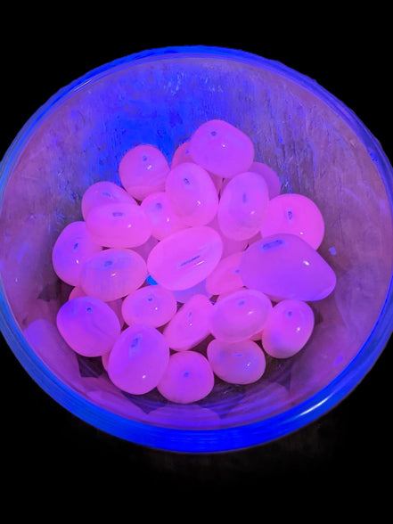 Mangano Calcite UV bright-pink-reactive tumbled stone 4-6g Rocks and Things