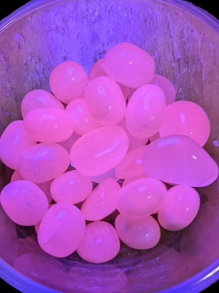 Mangano Calcite UV bright-pink-reactive tumbled stone 4-6g Rocks and Things