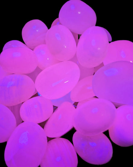 Mangano Calcite UV bright-pink-reactive tumbled stone 4-6g Rocks and Things