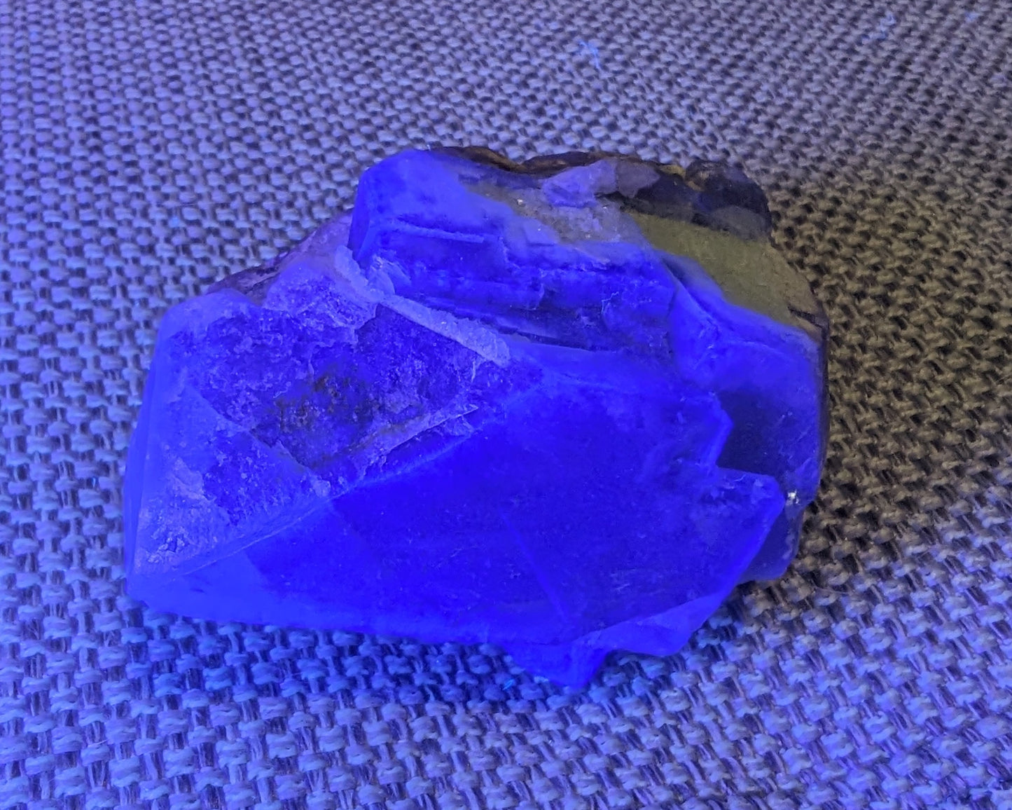 Fluorite cubic cluster UV reactive 328g Rocks and Things