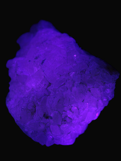 Calcite UV-reactive crystal cluster 130g in UV light 395nm