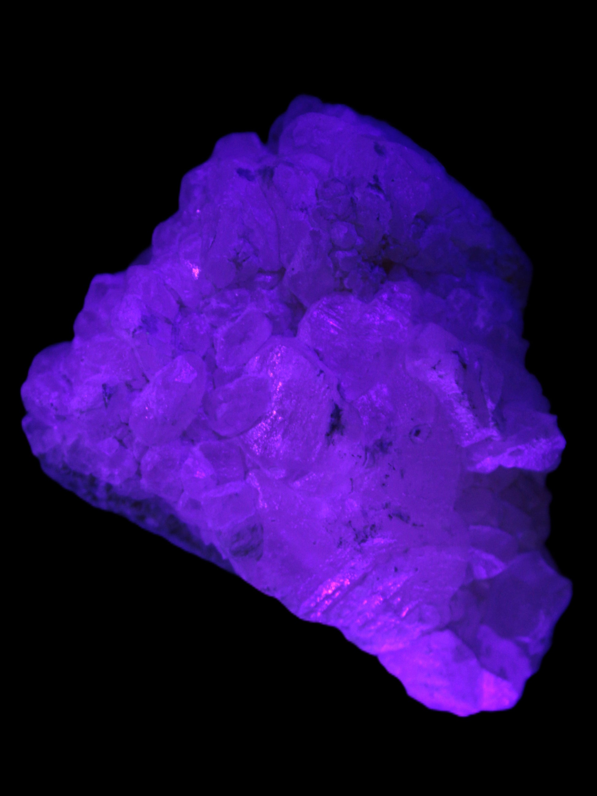 Calcite UV-reactive crystal cluster 130g in UV light 395nm