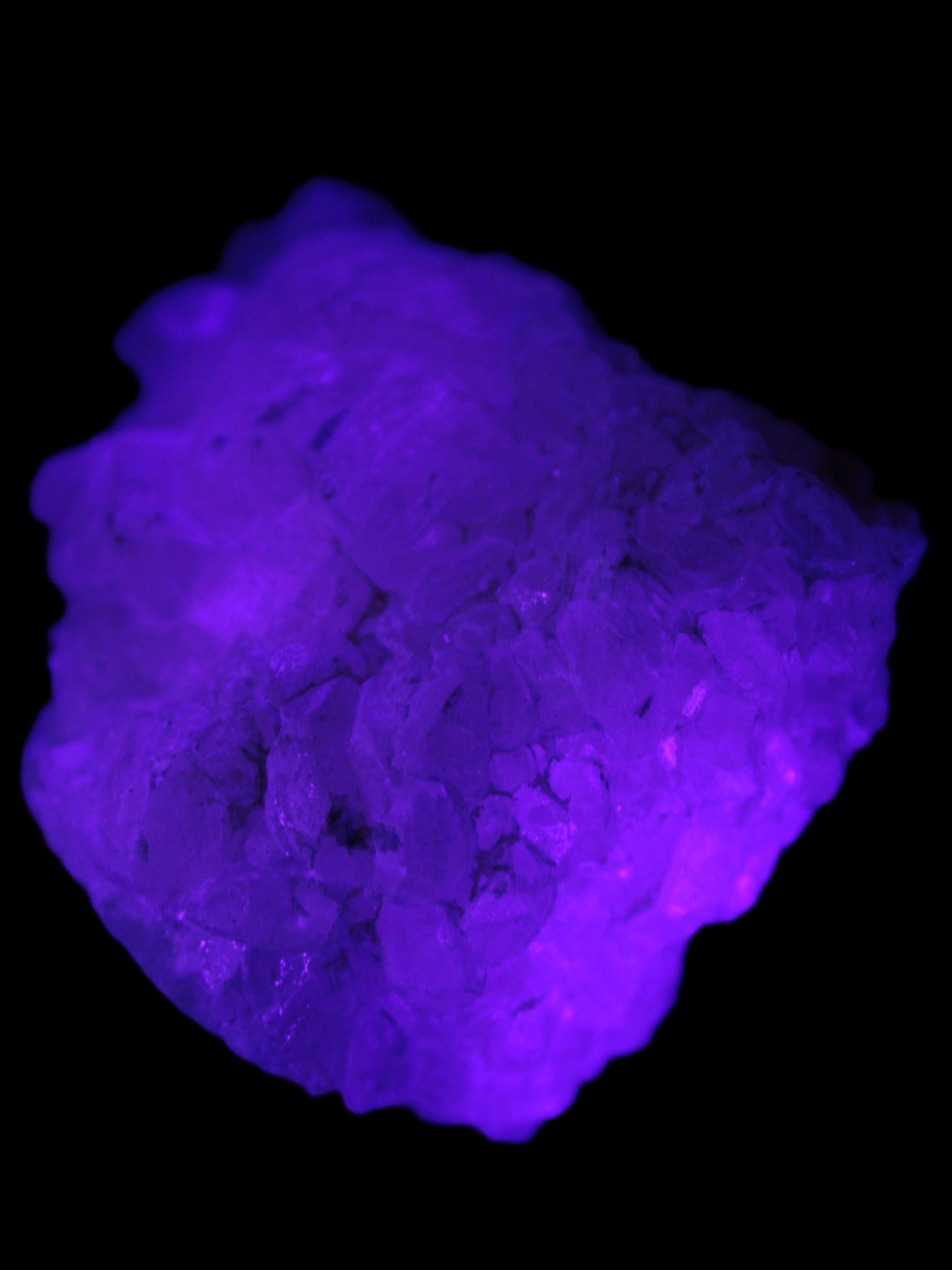 Calcite UV-reactive crystal cluster 130g in UV light 395nm