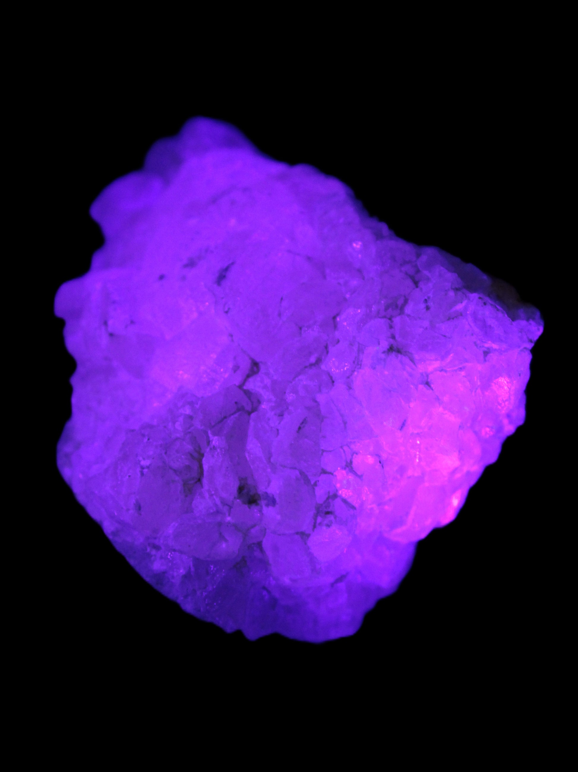 Calcite UV-reactive crystal cluster 130g in UV light 395nm