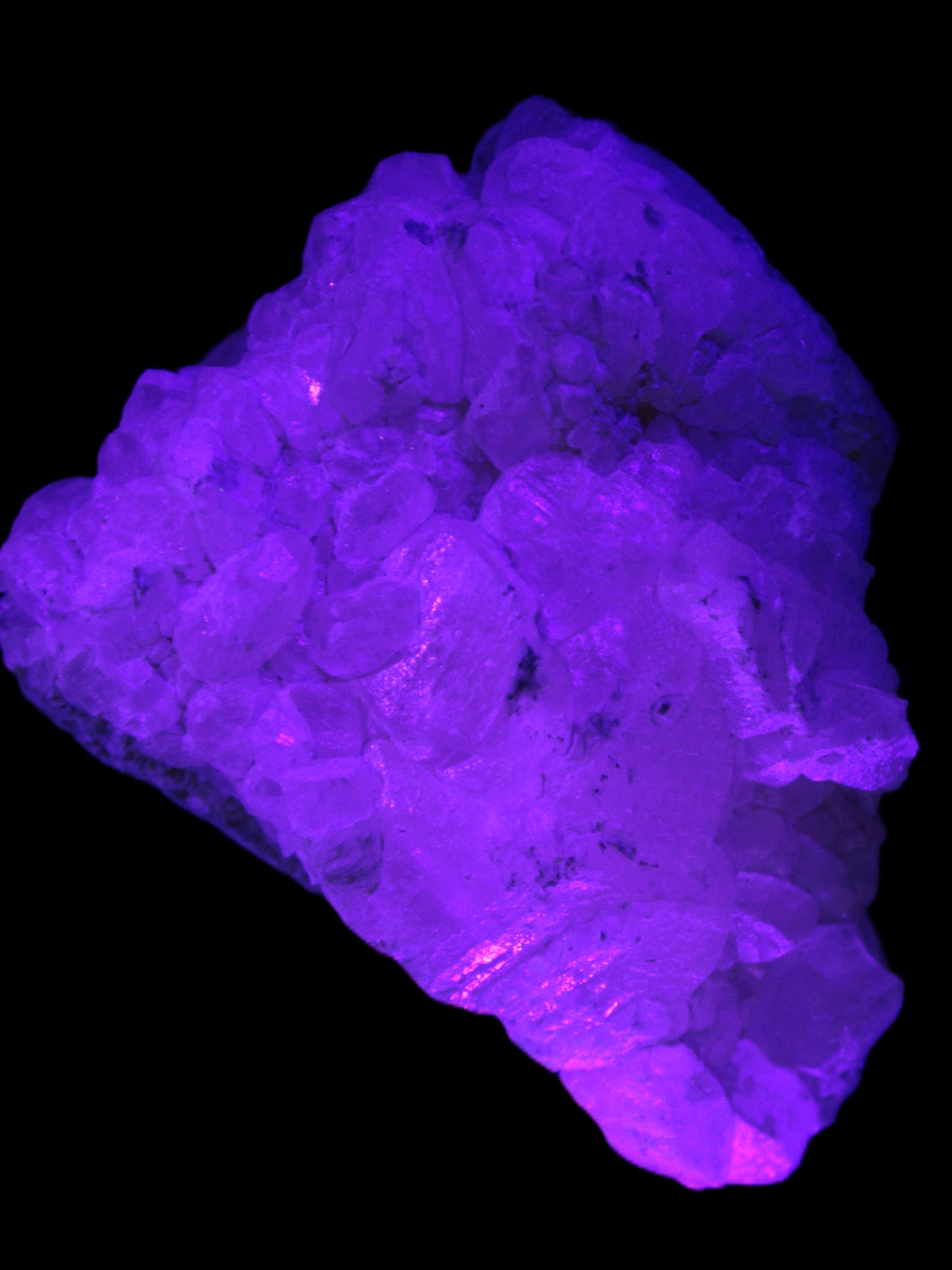 Calcite UV-reactive crystal cluster 130g in UV light 395nm