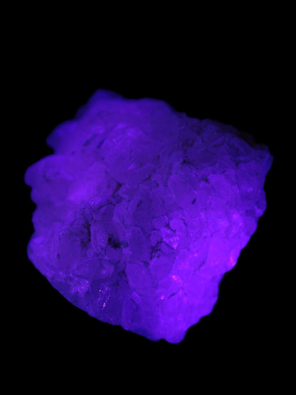 Calcite UV-reactive crystal cluster 130g in UV light 395nm