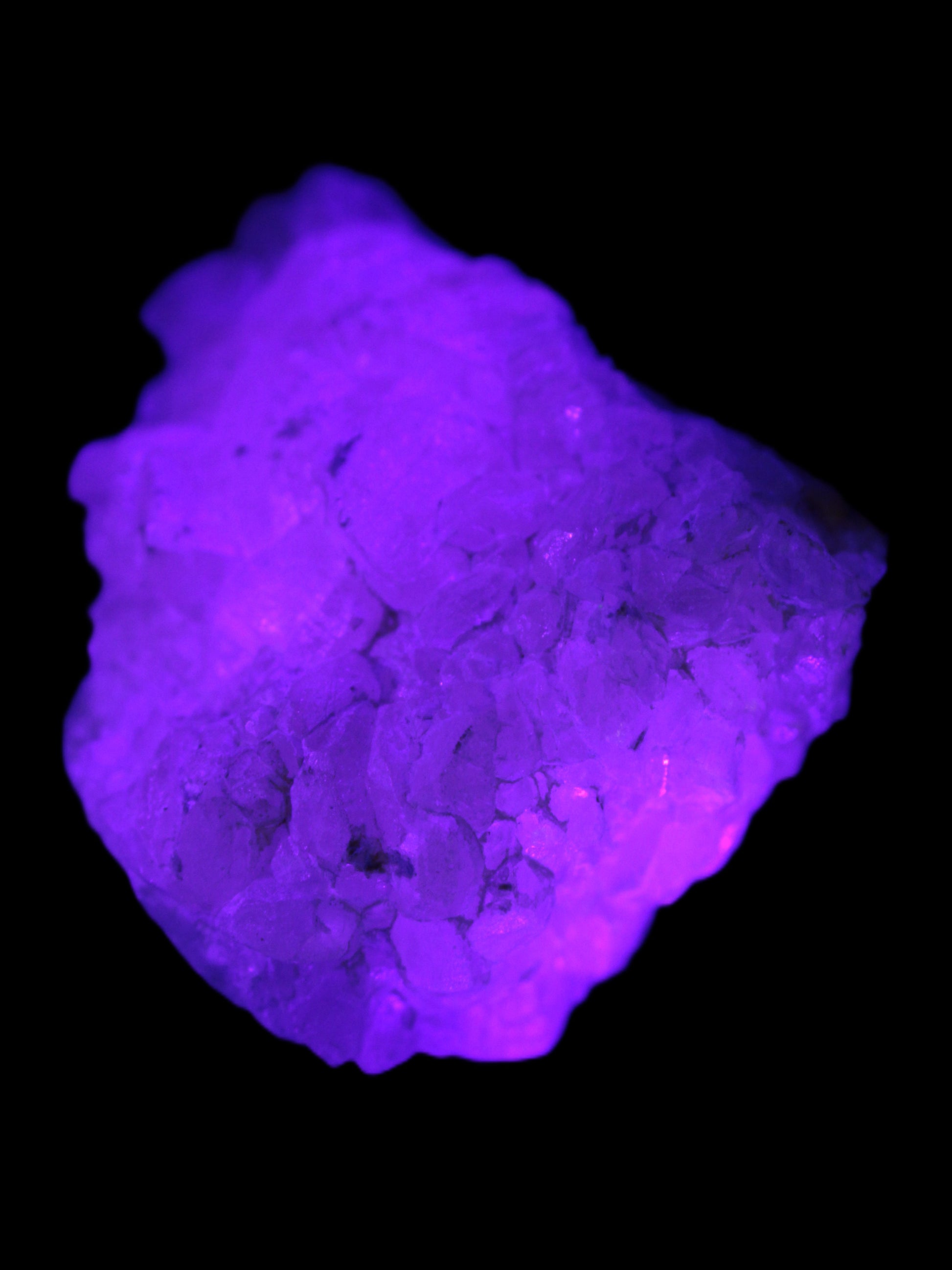 Calcite UV-reactive crystal cluster 130g in UV light 395nm