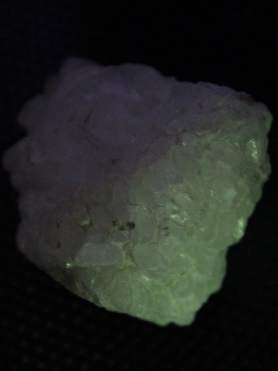 Calcite UV-reactive crystal cluster 130g in UV light 365nm
