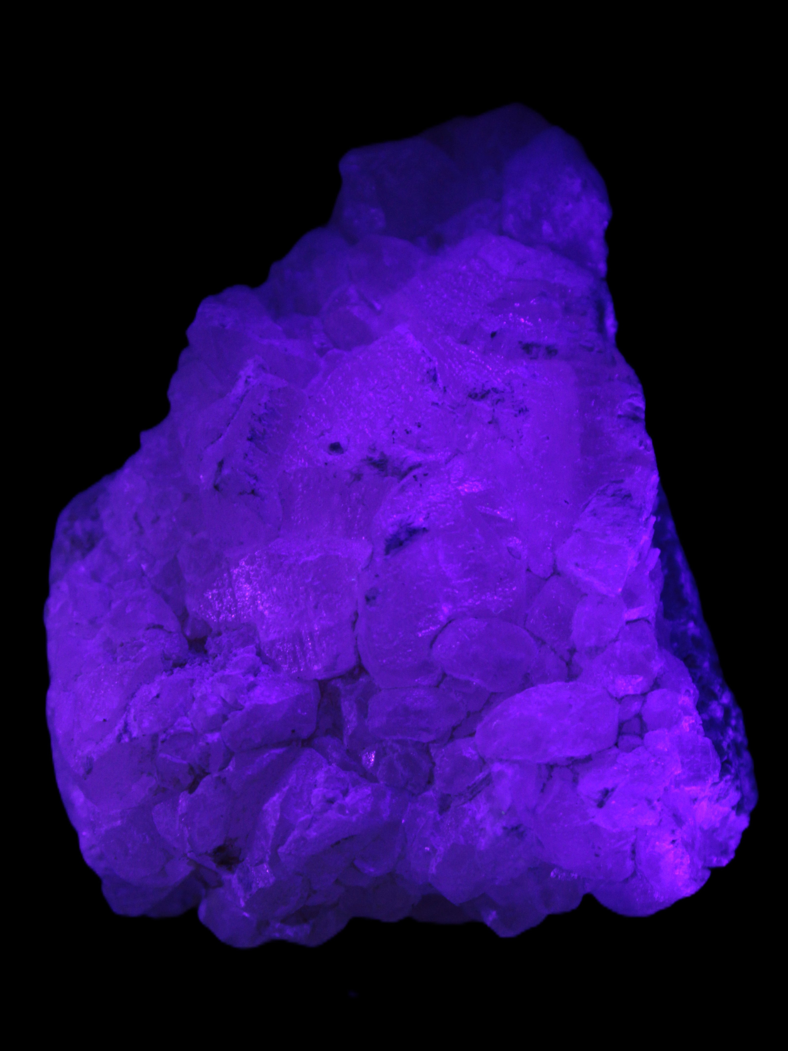 Calcite UV-reactive crystal cluster 130g in UV light 395nm