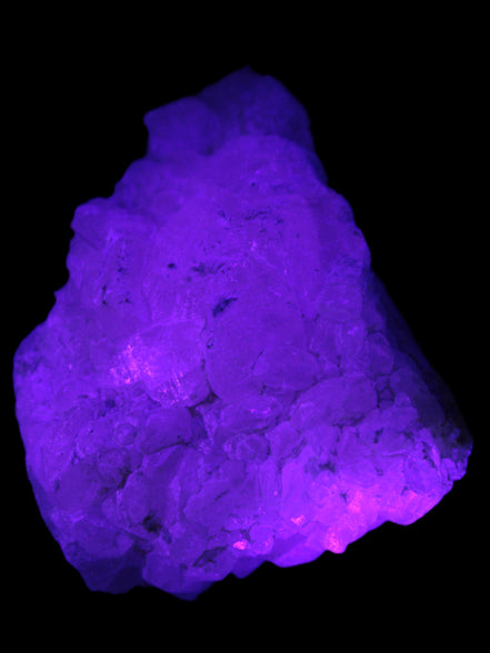 Calcite UV-reactive crystal cluster 130g in UV light 395nm