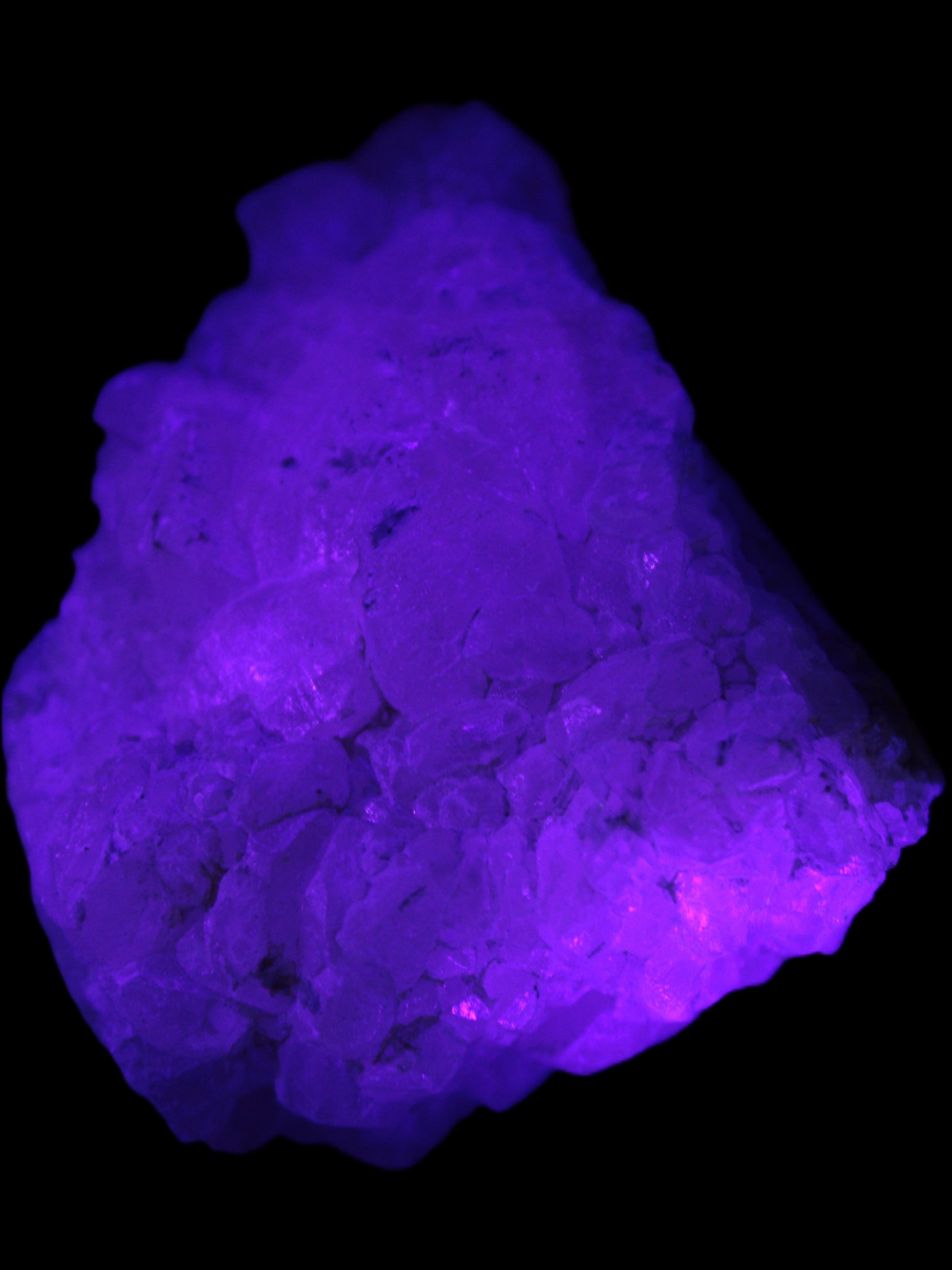 Calcite UV-reactive crystal cluster 130g in UV light 395nm